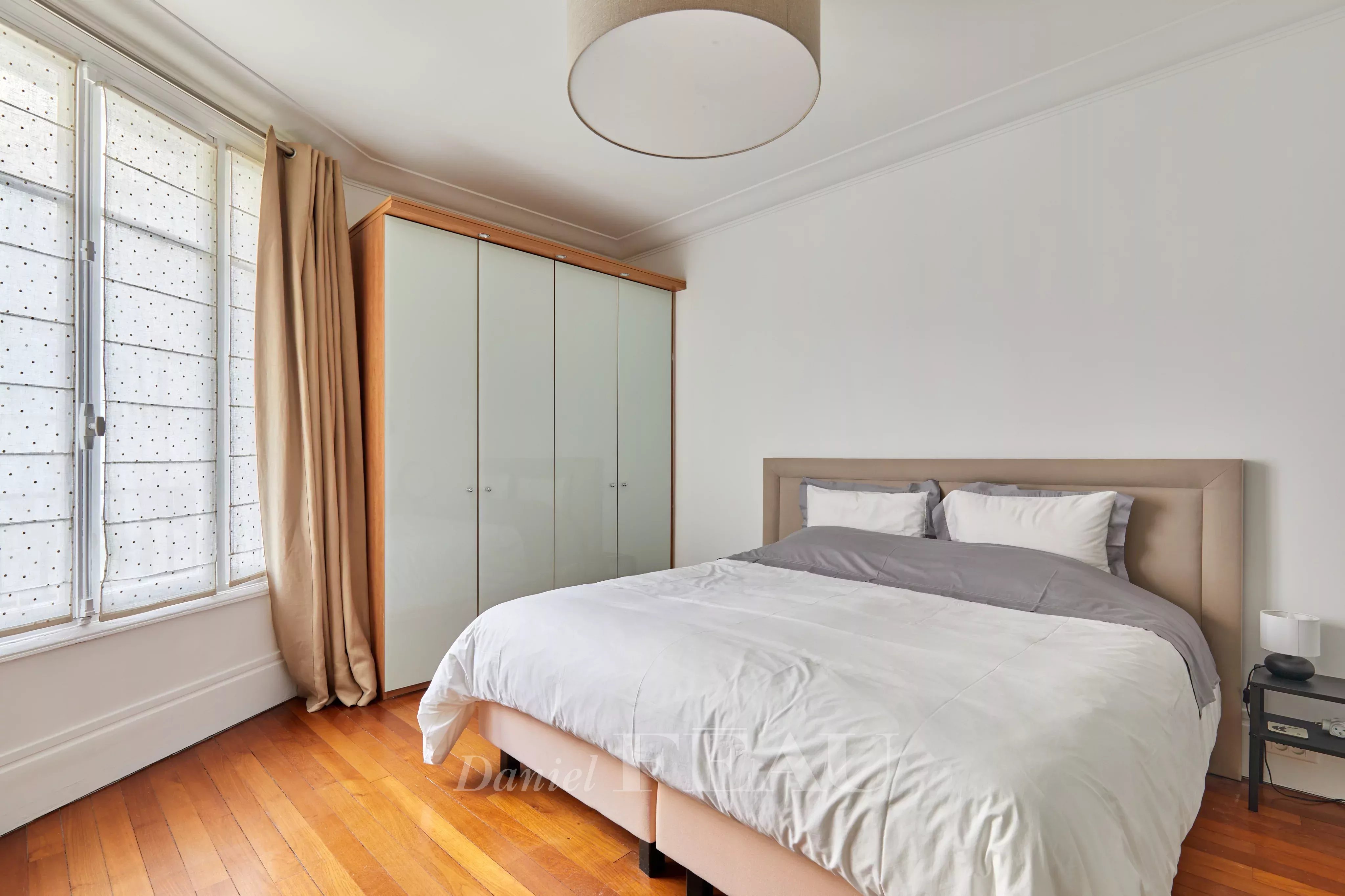Chambre principale avec salle de douche très lumineuse au calme 