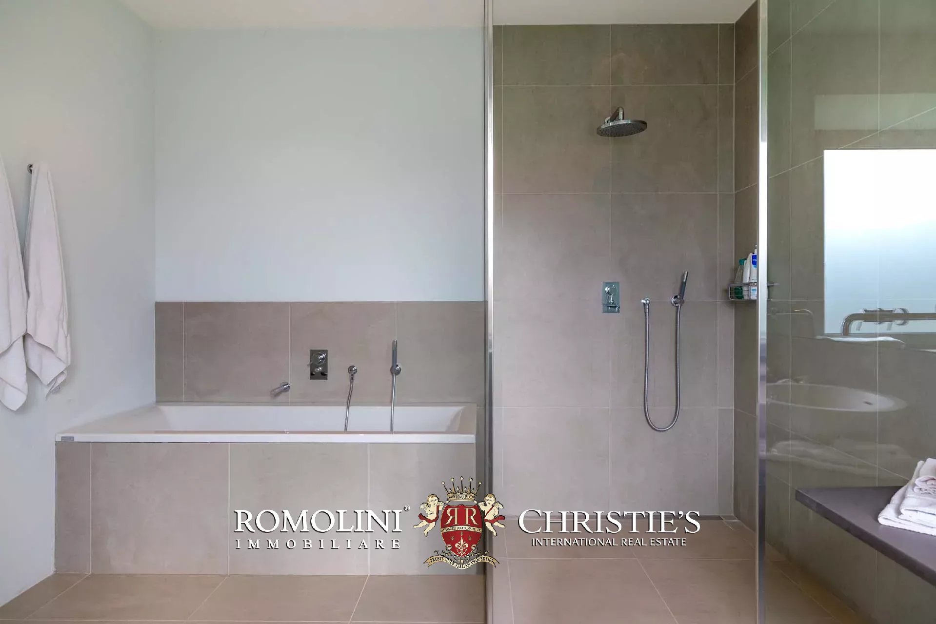 7 Bedroom Villa/Townhouse's Image 111