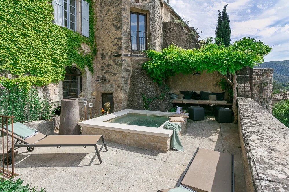 Exceptionnelle maison de village avec vue et bassin