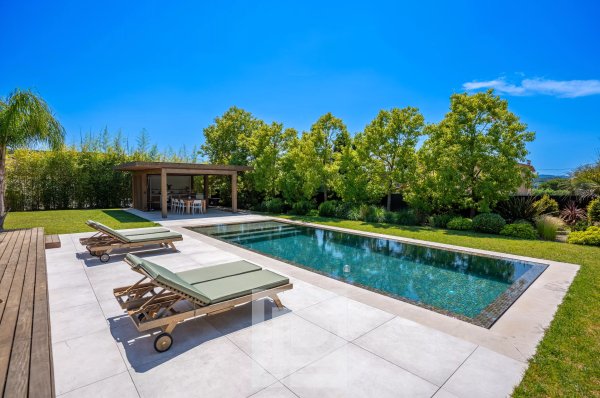 Elegant Contemporary Villa in a Peaceful Residential Setting, Walking Distance to Amenities — photo 2