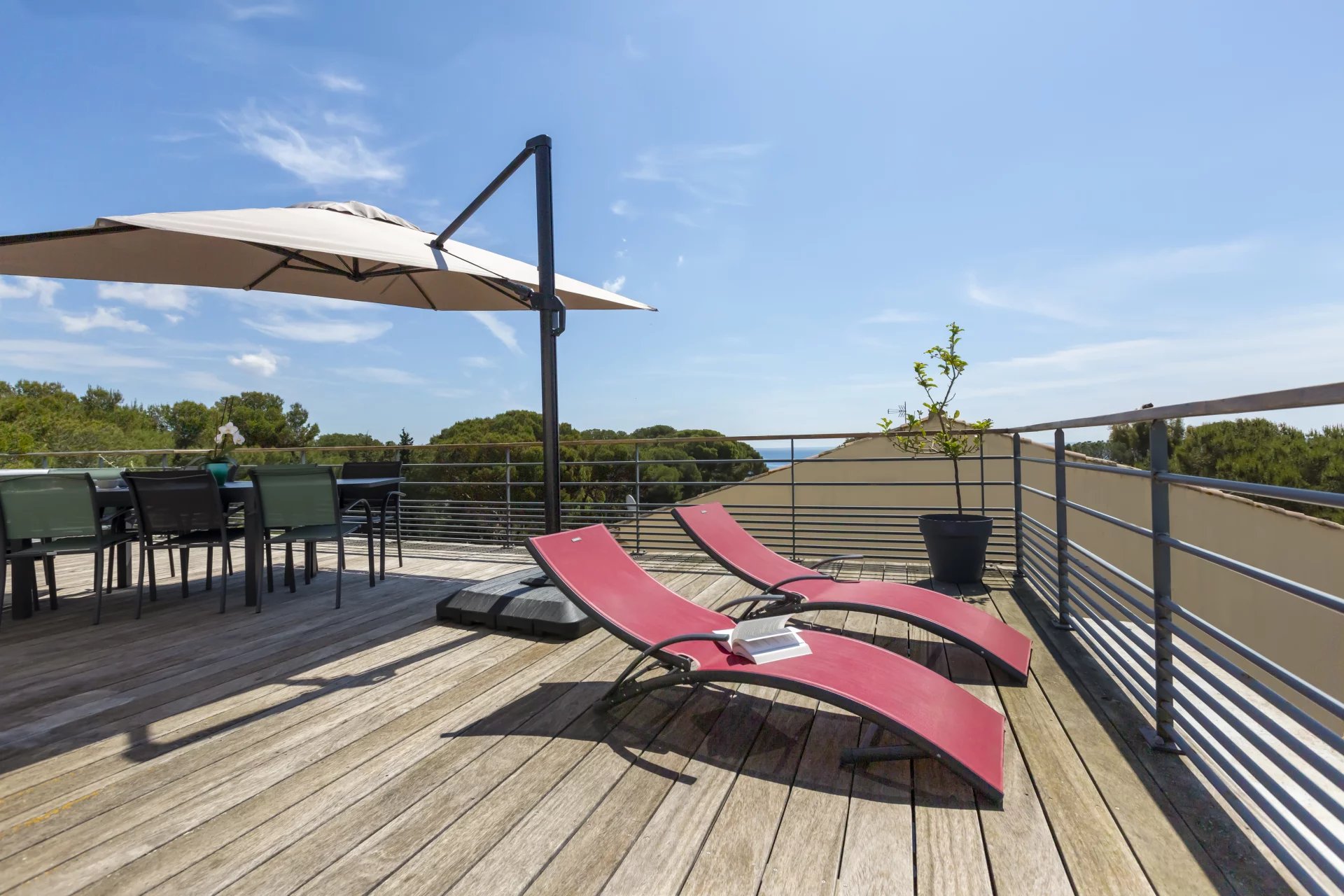 Bright penthouse with large terrace - Saint Aygulf