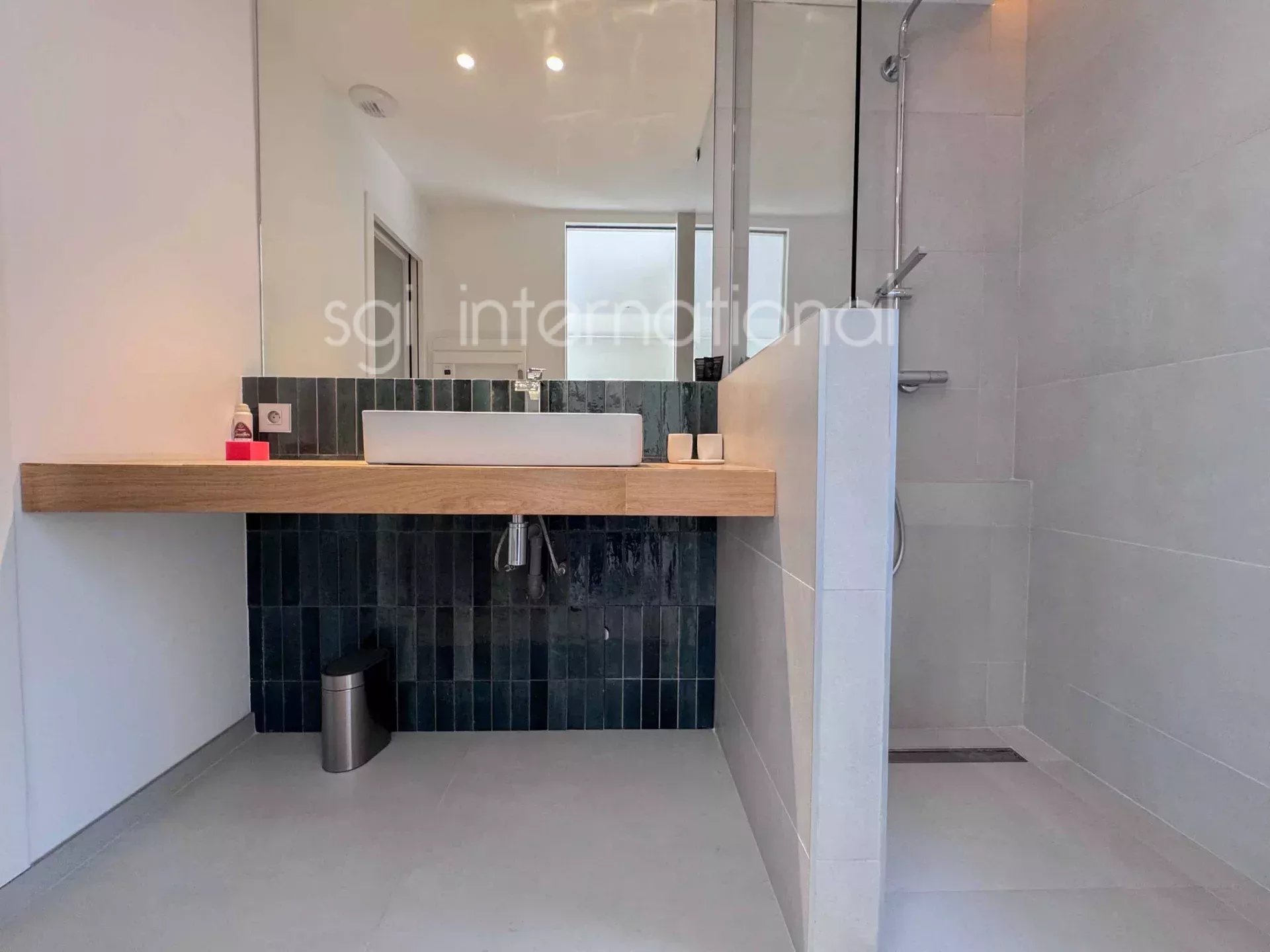 Sainte-Maxime: magnificent new villa 1.5km from the beach.