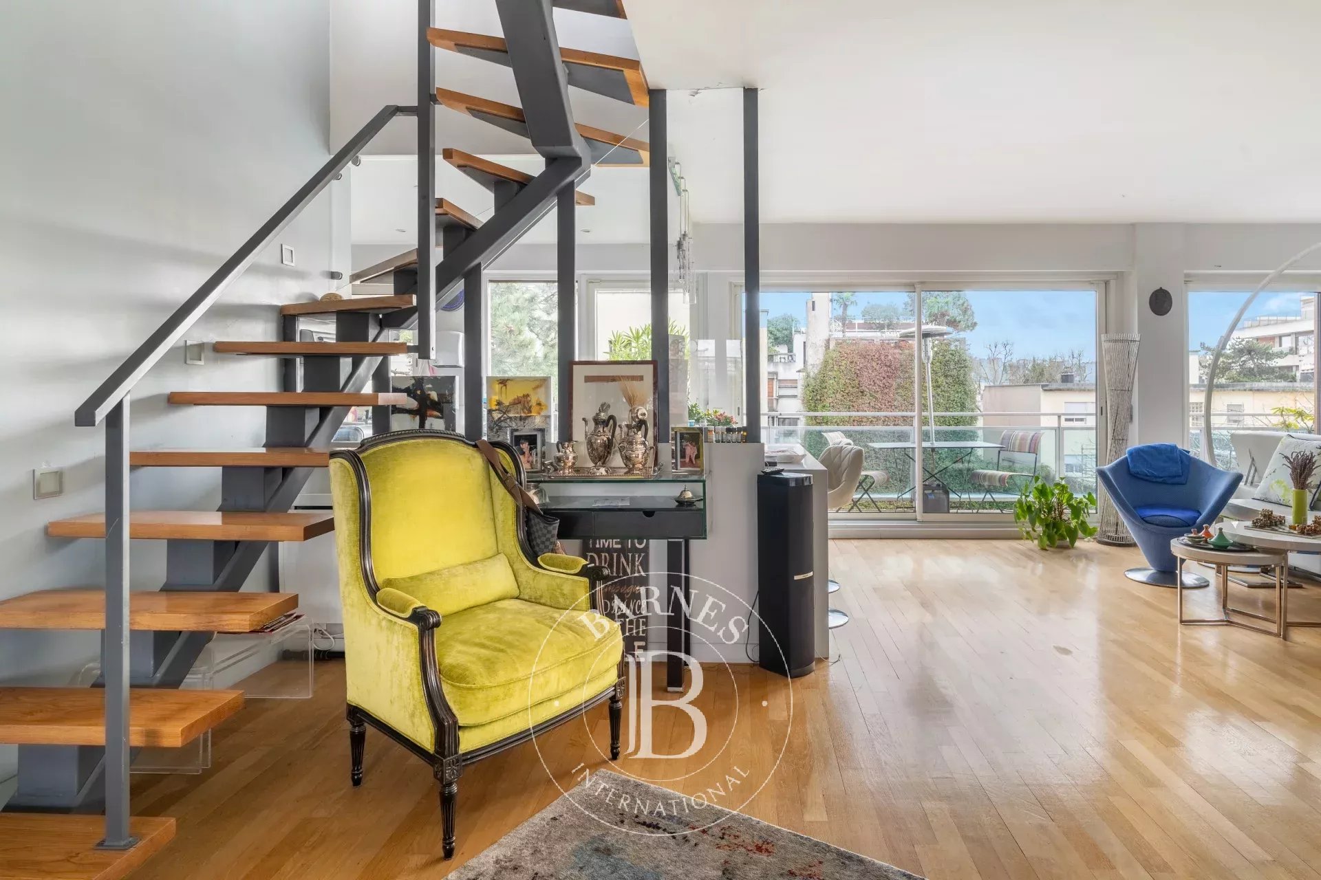 Neuilly - château-Nortier - 148m² (1,593 sq ft) duplex - 186m² (2,002 sq ft) converted rooftop - picture 4