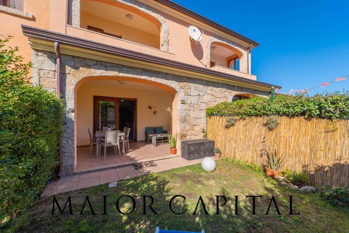 San Teodoro | Villetta a schiera su due livelli con giardino e corte privati