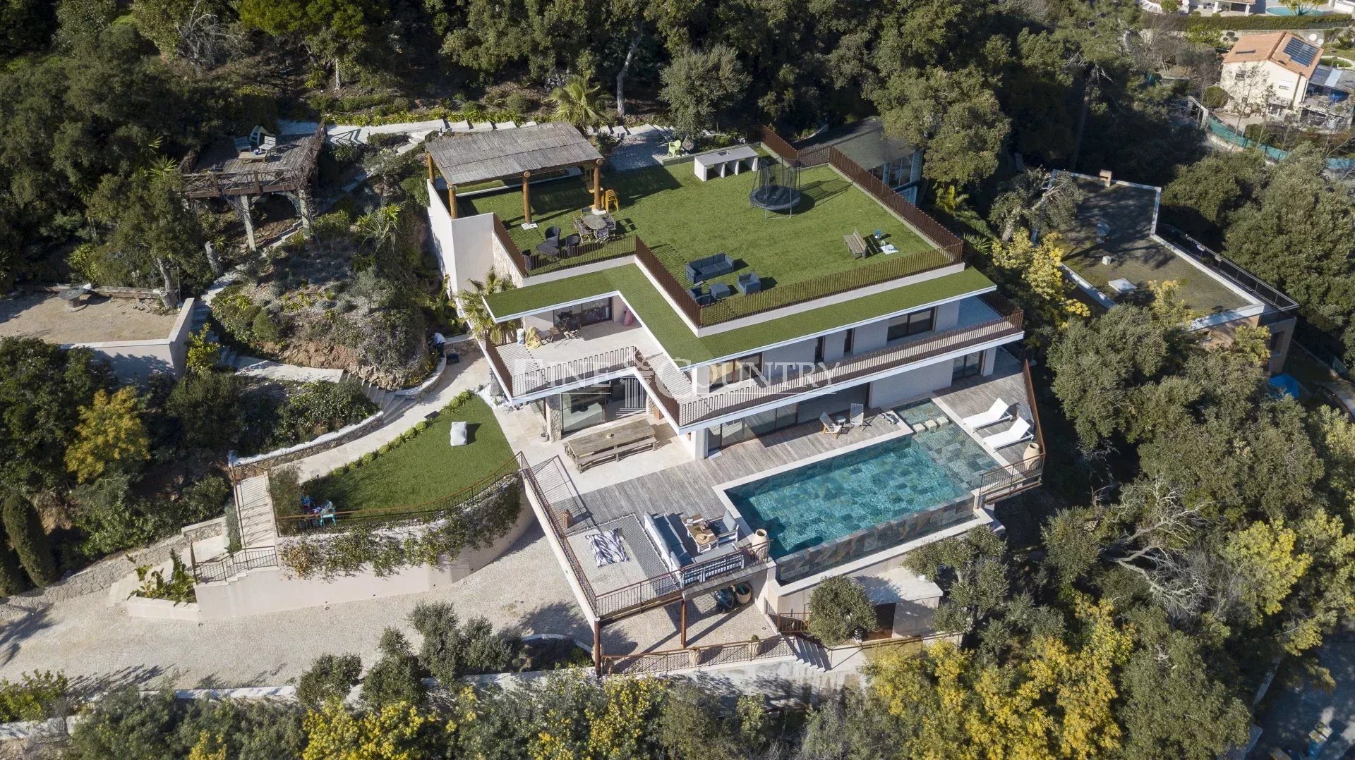 Photo of Villa for Sale in Mandelieu with Panoramic View