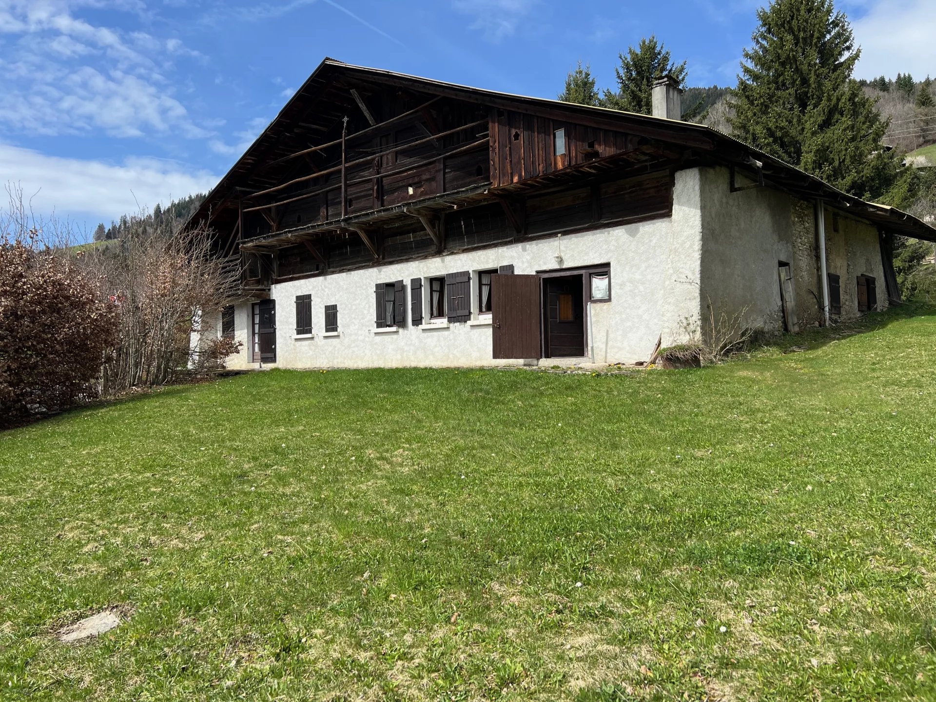 Old farmhouse with planning permission for residential use - Panoramic view of Mont Blanc - Potential for renovation