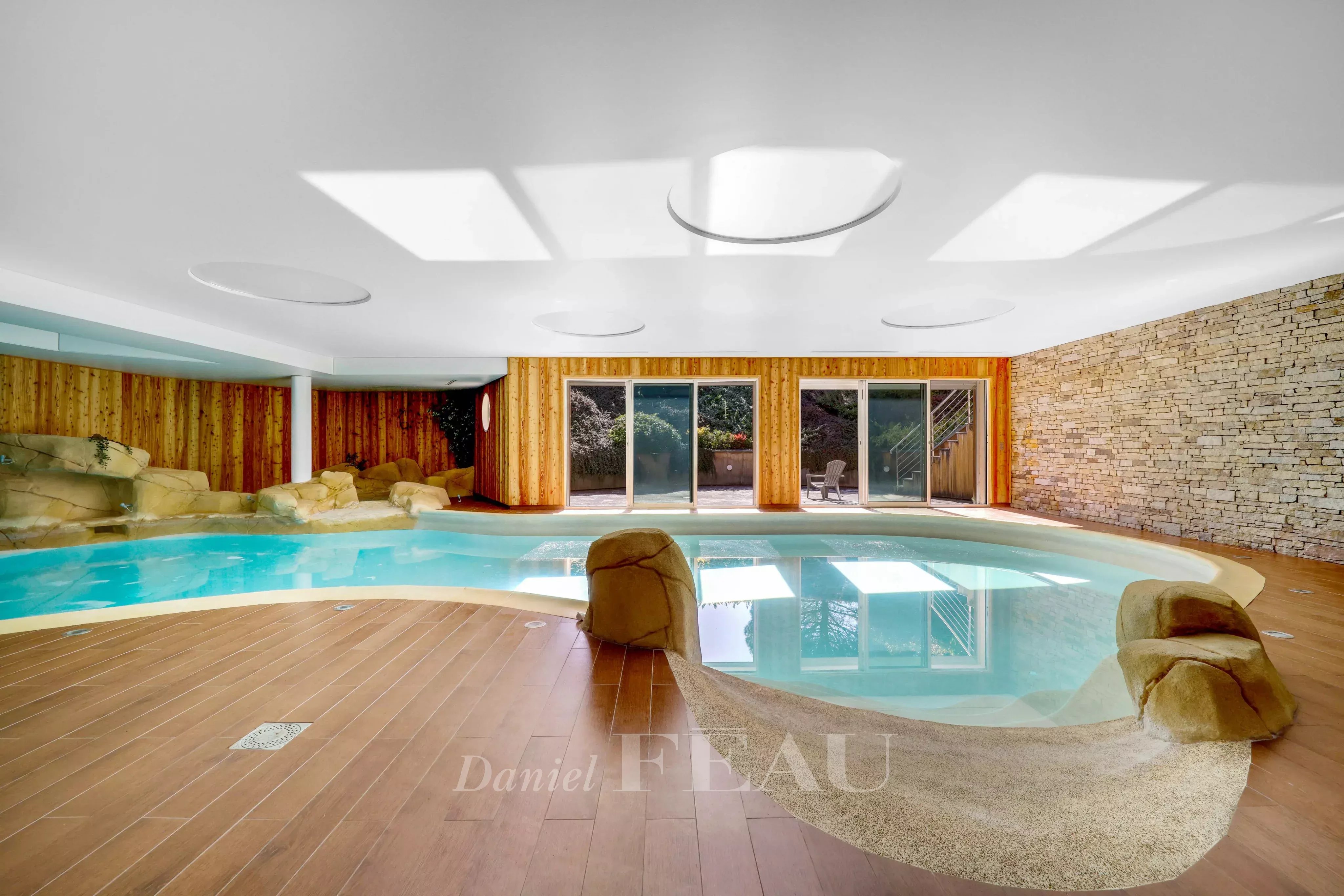 La piscine intérieure avec jacuzzi