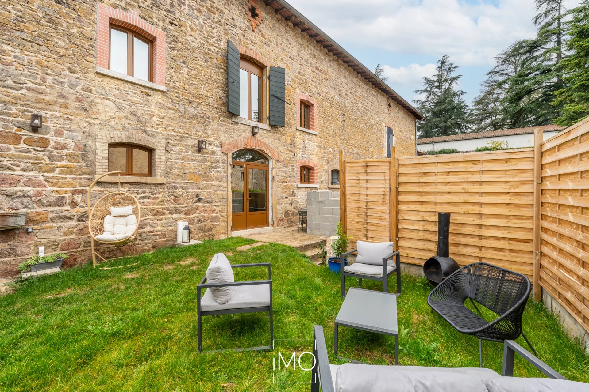 Maison en pierre rénovée avec goût – cadre privilégié et prestations de qualité
