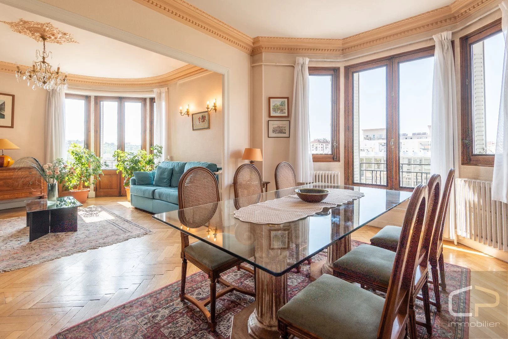 Découvrez ce superbe appartement de caractère de 128 m², actuellement disponible à la vente, en plein cur de l'hypercentre d'Annecy pour habiter ou utiliser en profession libérale