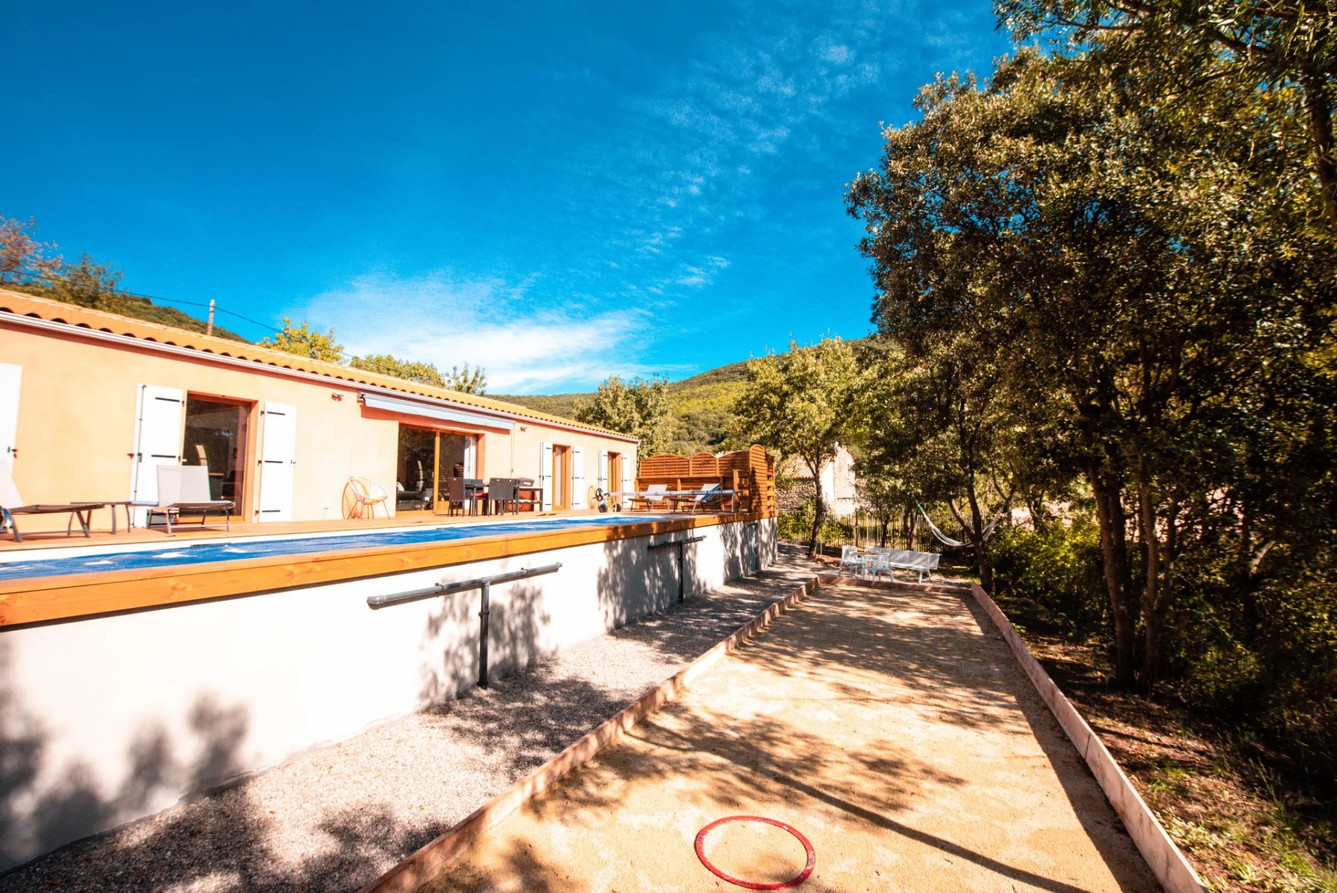 A vendre villa piscine avec gîtes