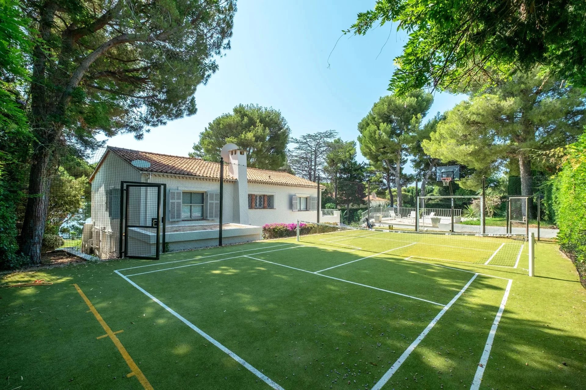 Villa provençale en deuxième ligne avec jardins plats, piscine chauffée et vue sur la mer