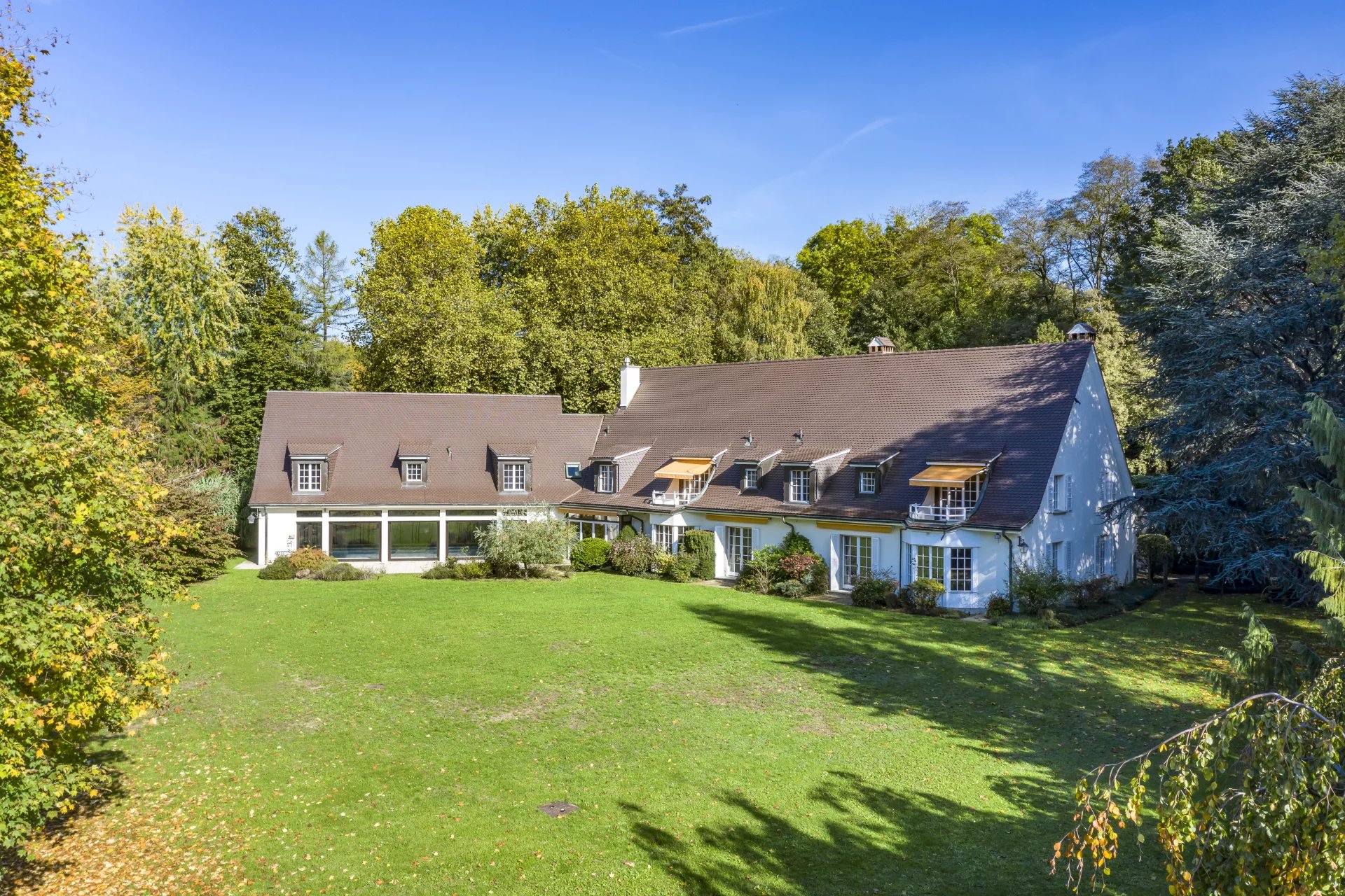 Luxurious estate in a green setting, at the gates of Lausanne