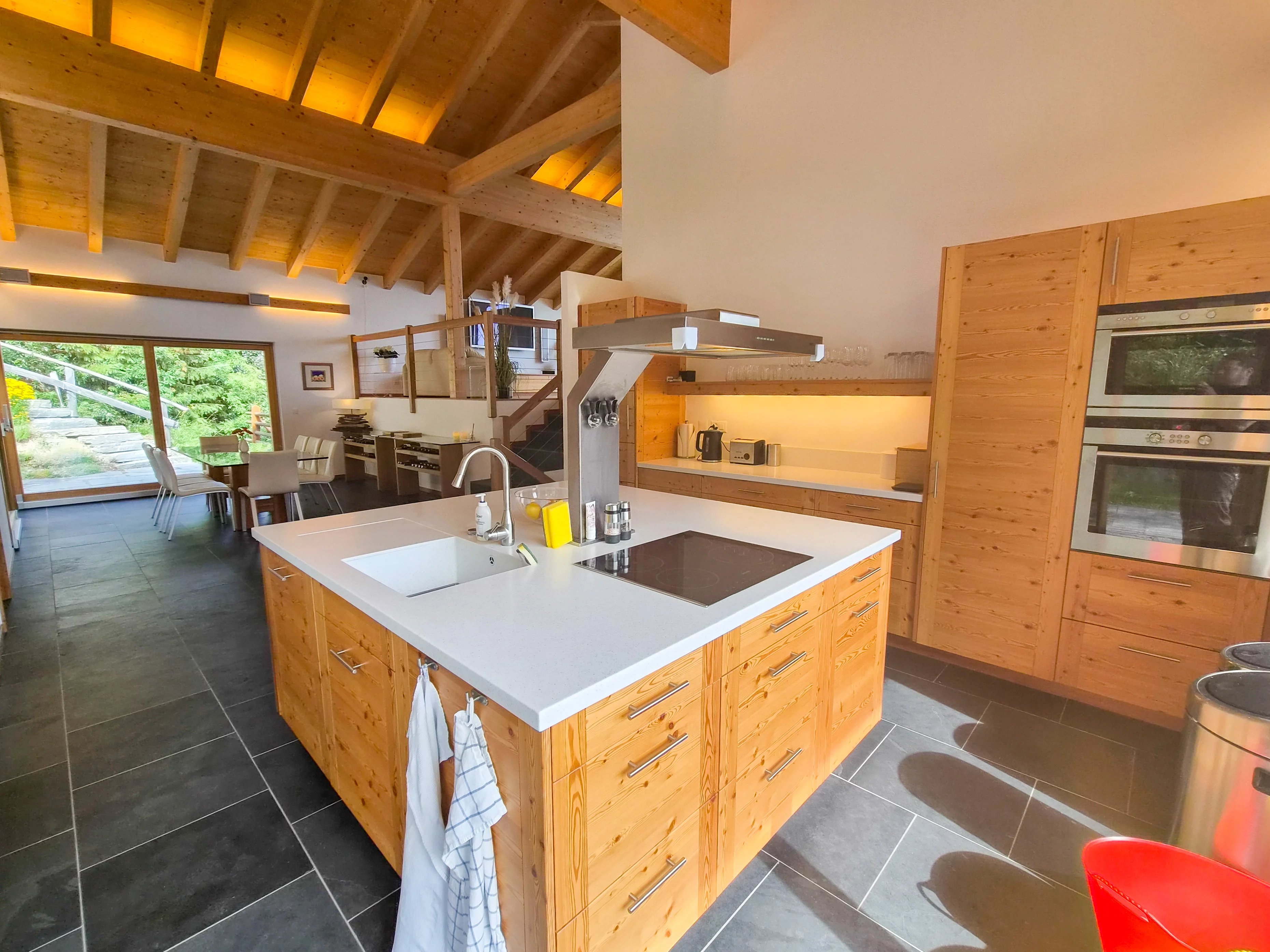 Chalet d'exception au bord du bisse et proche des pistes de skis, à Nendaz !