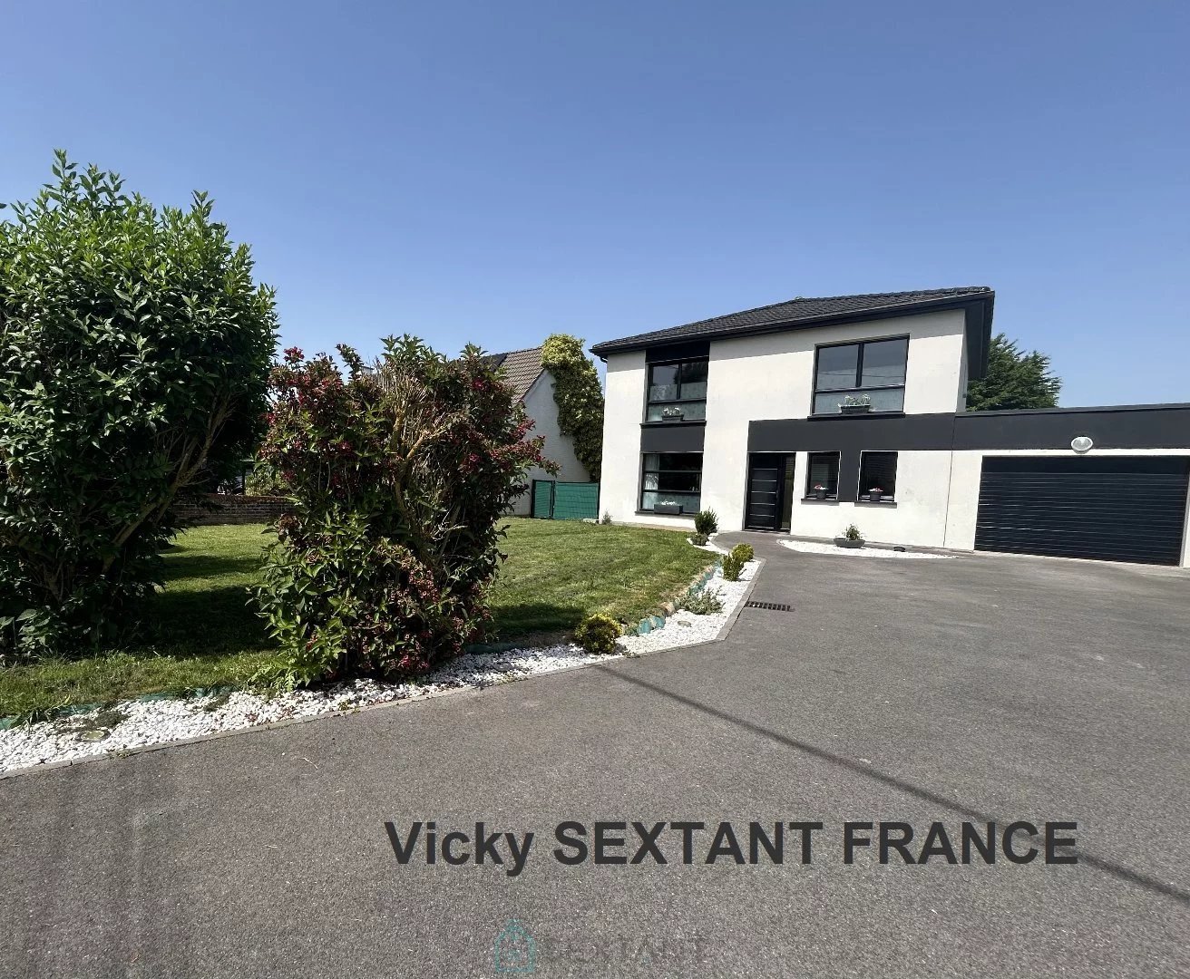 Maison moderne individuelle avec garage.