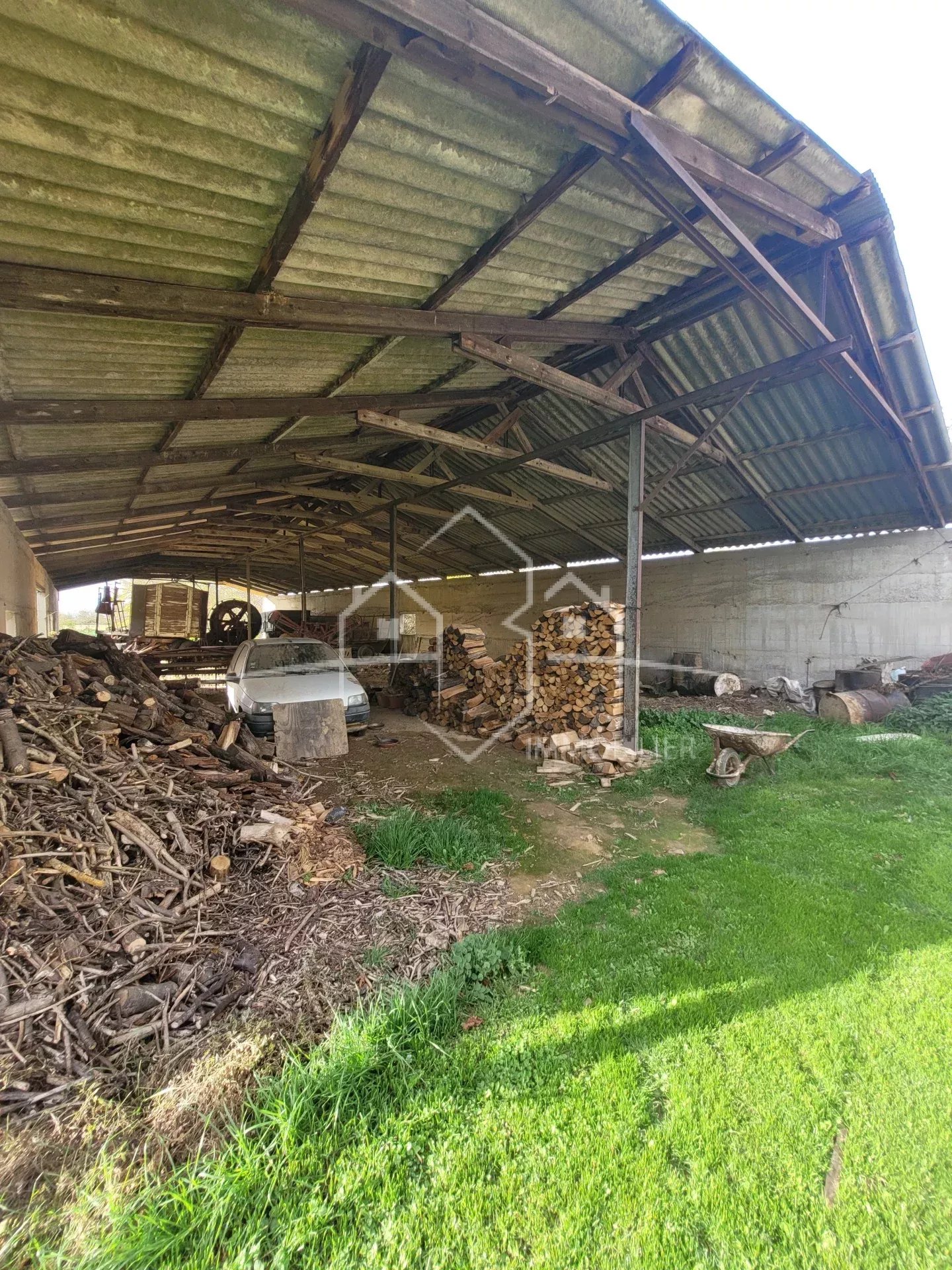 ANNEYRON, maison 2 pièces à rénover avec dépendances