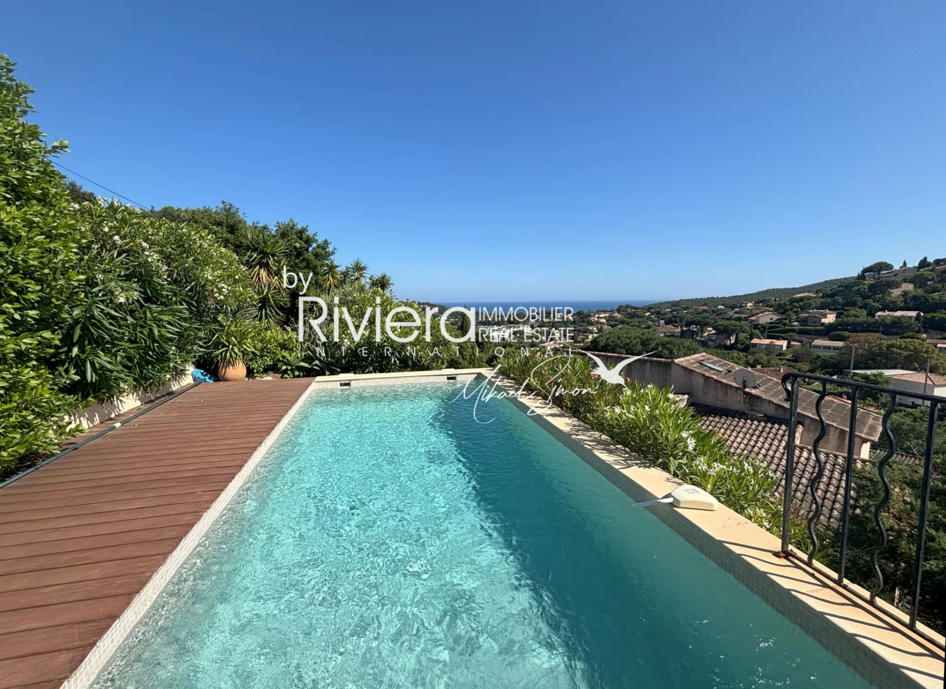 A Cavalaire Villa avec piscine - vue mer - 6 chambres. Manda