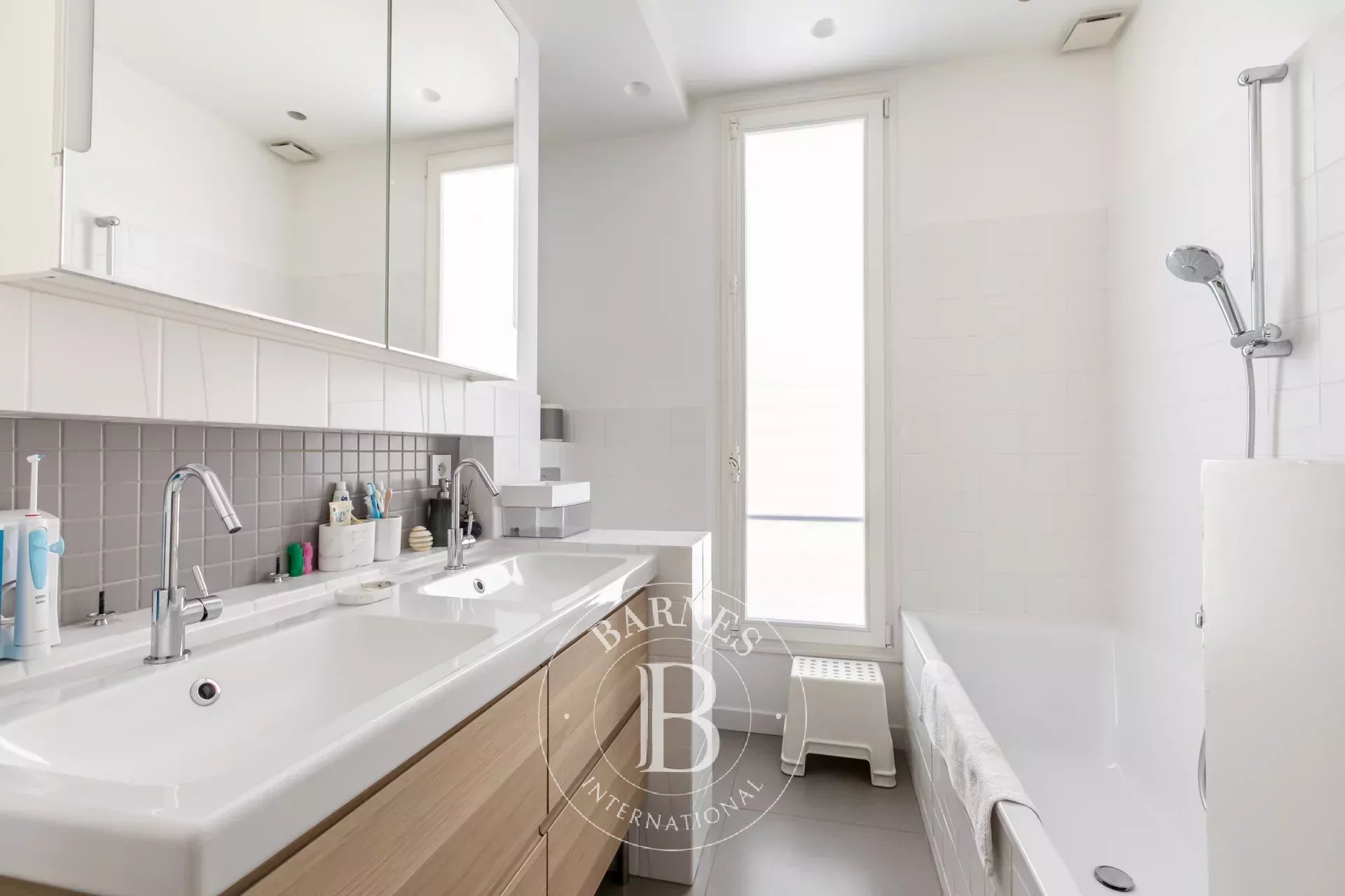 Sole agent: Paris 17 - Ternes Marché Lebon - 4-bedroom apartment - picture 13