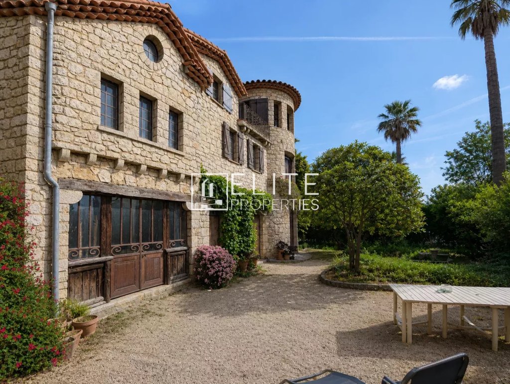 Villa for sale in Grasse — 9-Bedroom Villa in Grasse