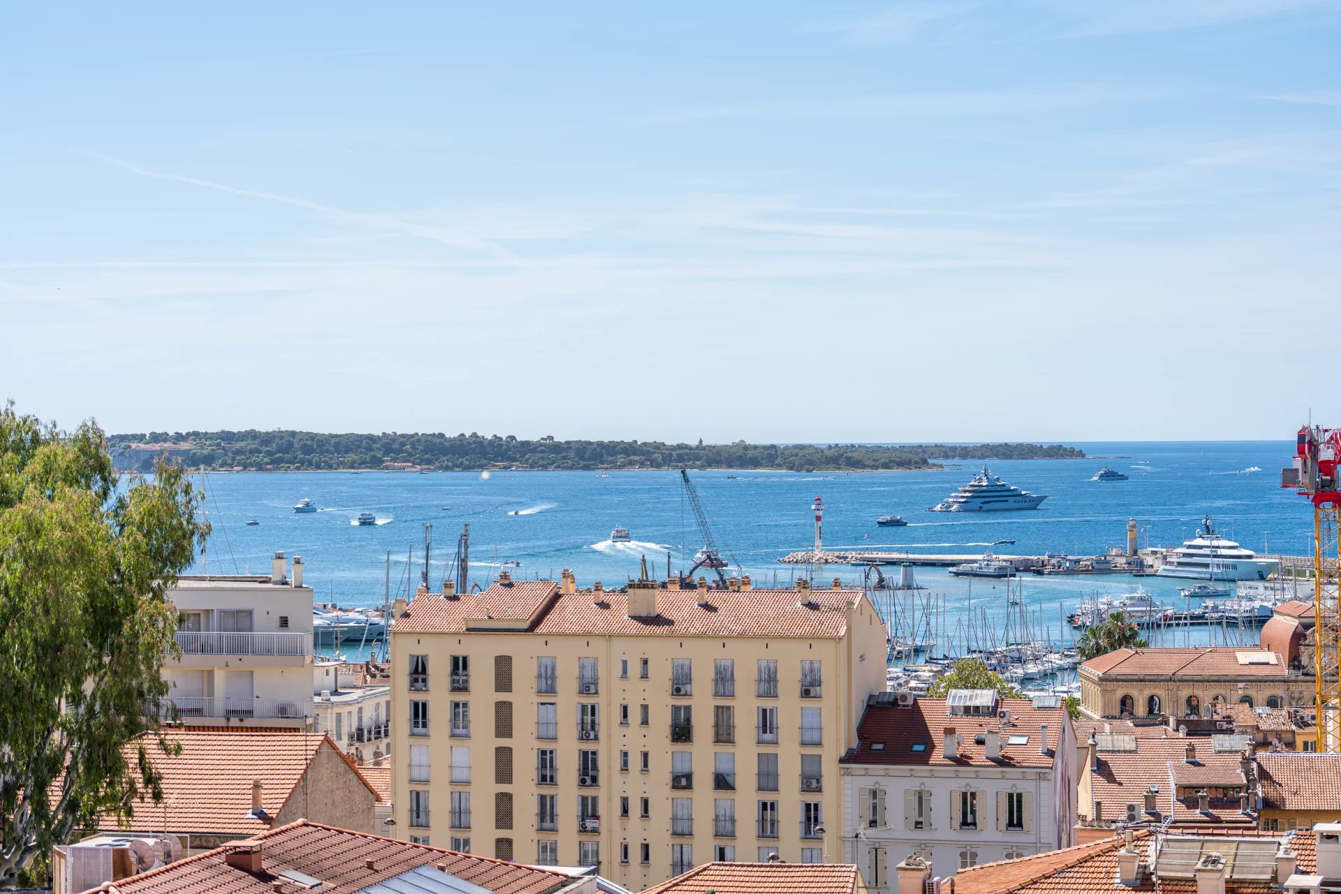 SUPERB PENTHOUSE WITH PANORAMIC SEA VIEW — 3 GARAGES — CANNES CENTRE