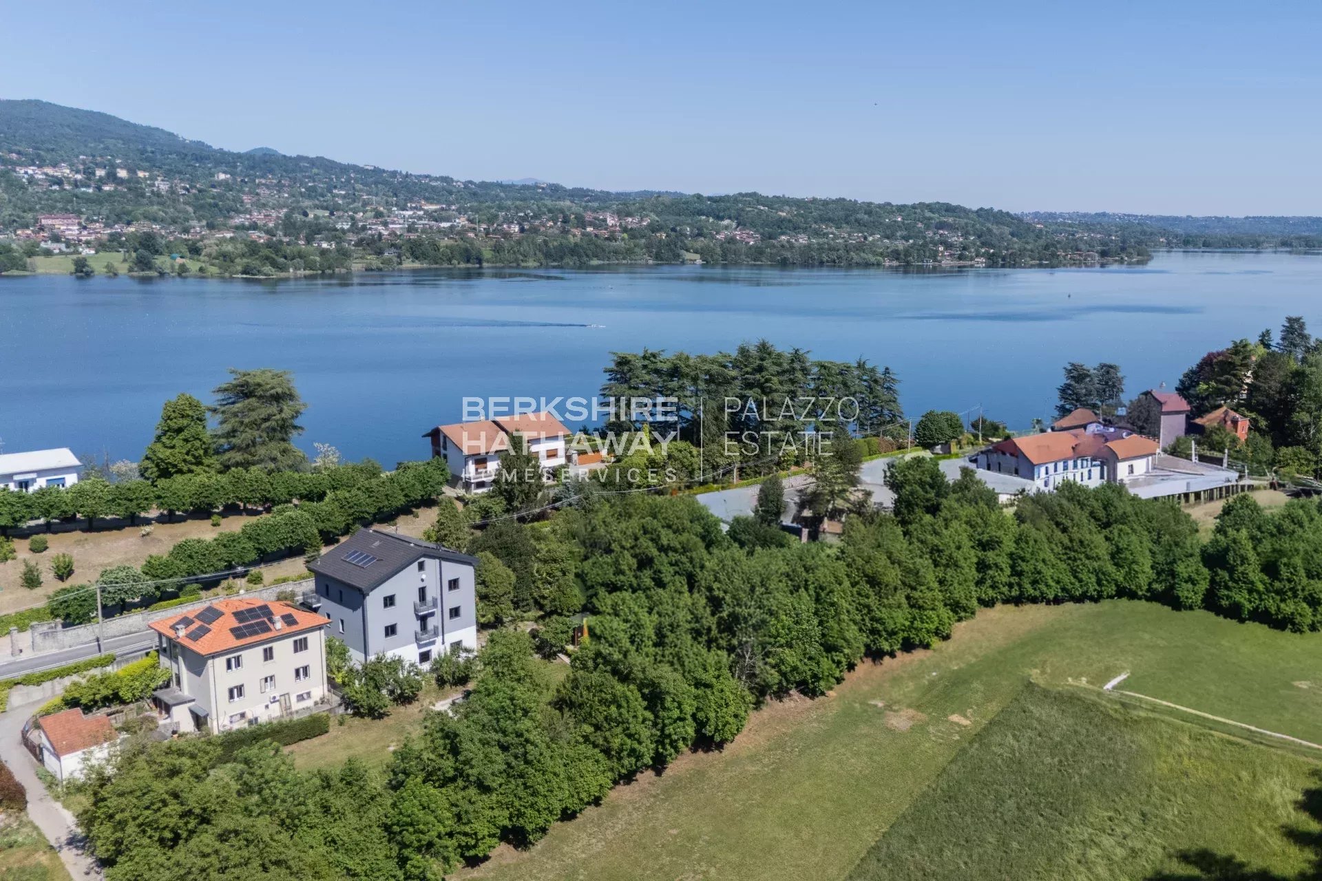 Villa bifamiliare con giardino a Biandronno, a pochi passi dal Lago di Varese