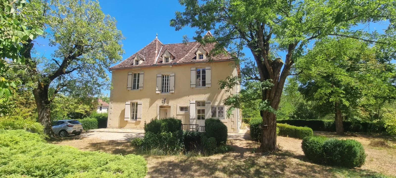 Maison de maître avec piscine et dépendances