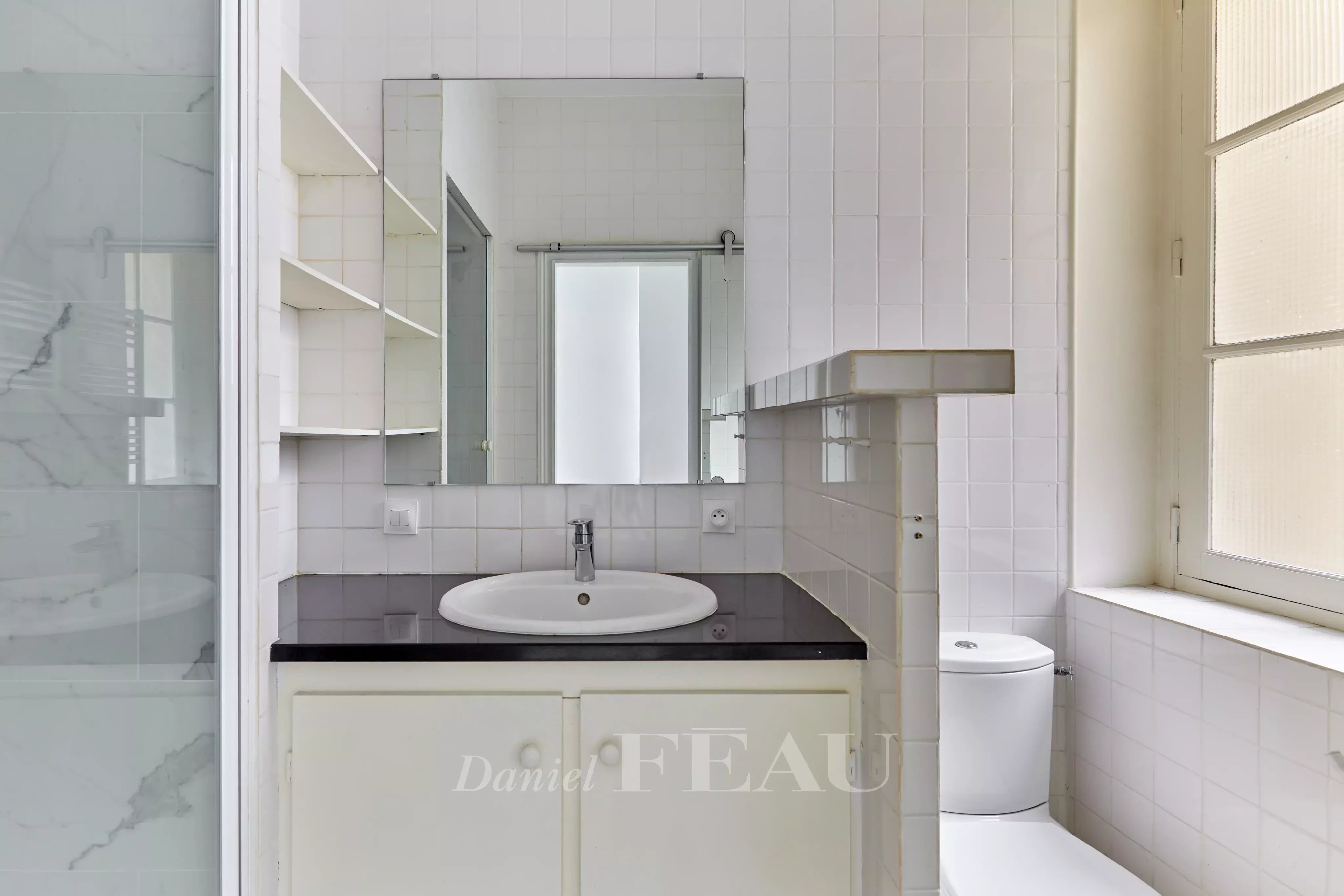 Salle de douche avec WC