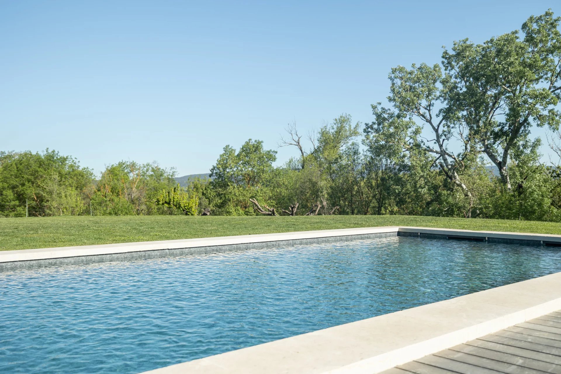 Mas d'exception entièrement rénové sur un terrain de 2.6 ha avec piscine.