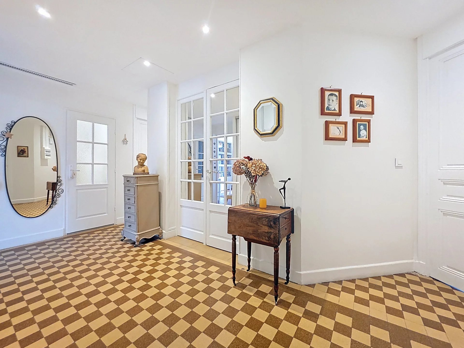 NEW LISTING – CANNES CITY CENTER: STUNNING RENOVATED BOURGEOIS 4-ROOM APARTMENT – 65 m² TERRACE – HIGH RENTAL POTENTIAL