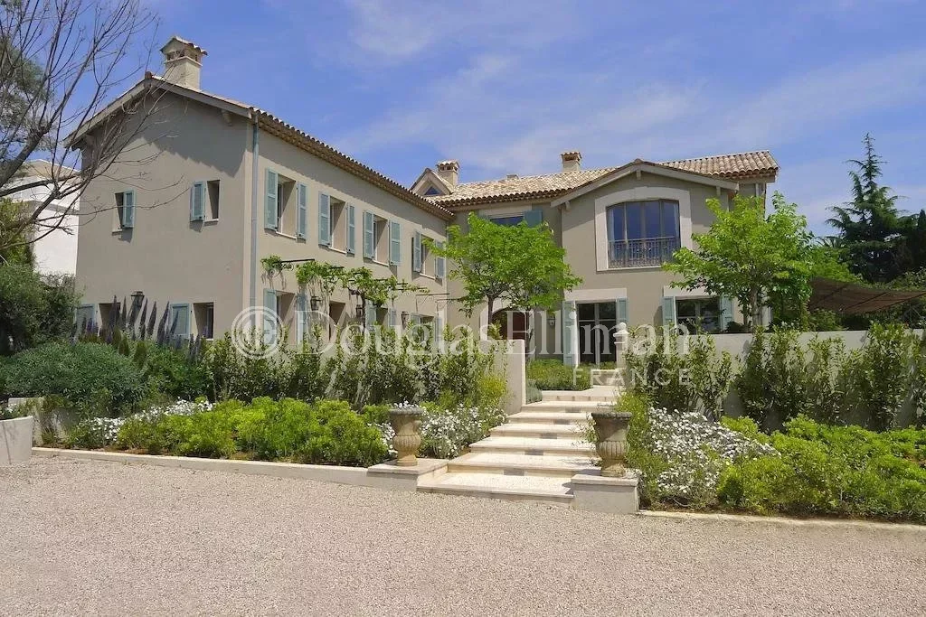 CAP D&rsquo;ANTIBES – Superbe propriété avec tennis et piscine - Image nᵒ3