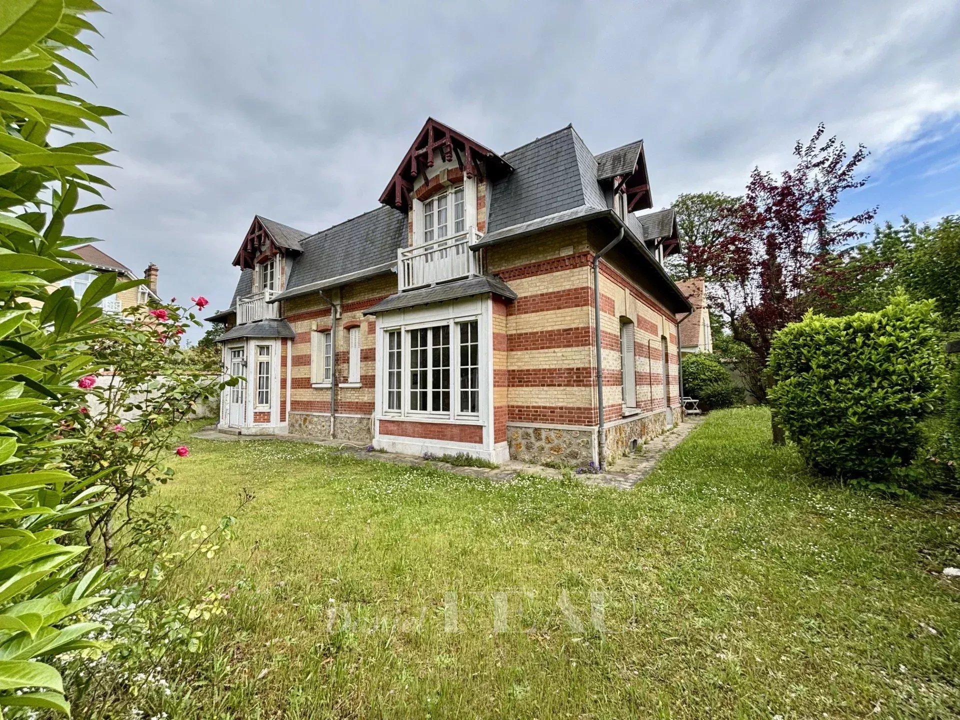 EXCLUSIVITY - Saint-Germain-en-Laye - Pereire district - Belle Epoque villa