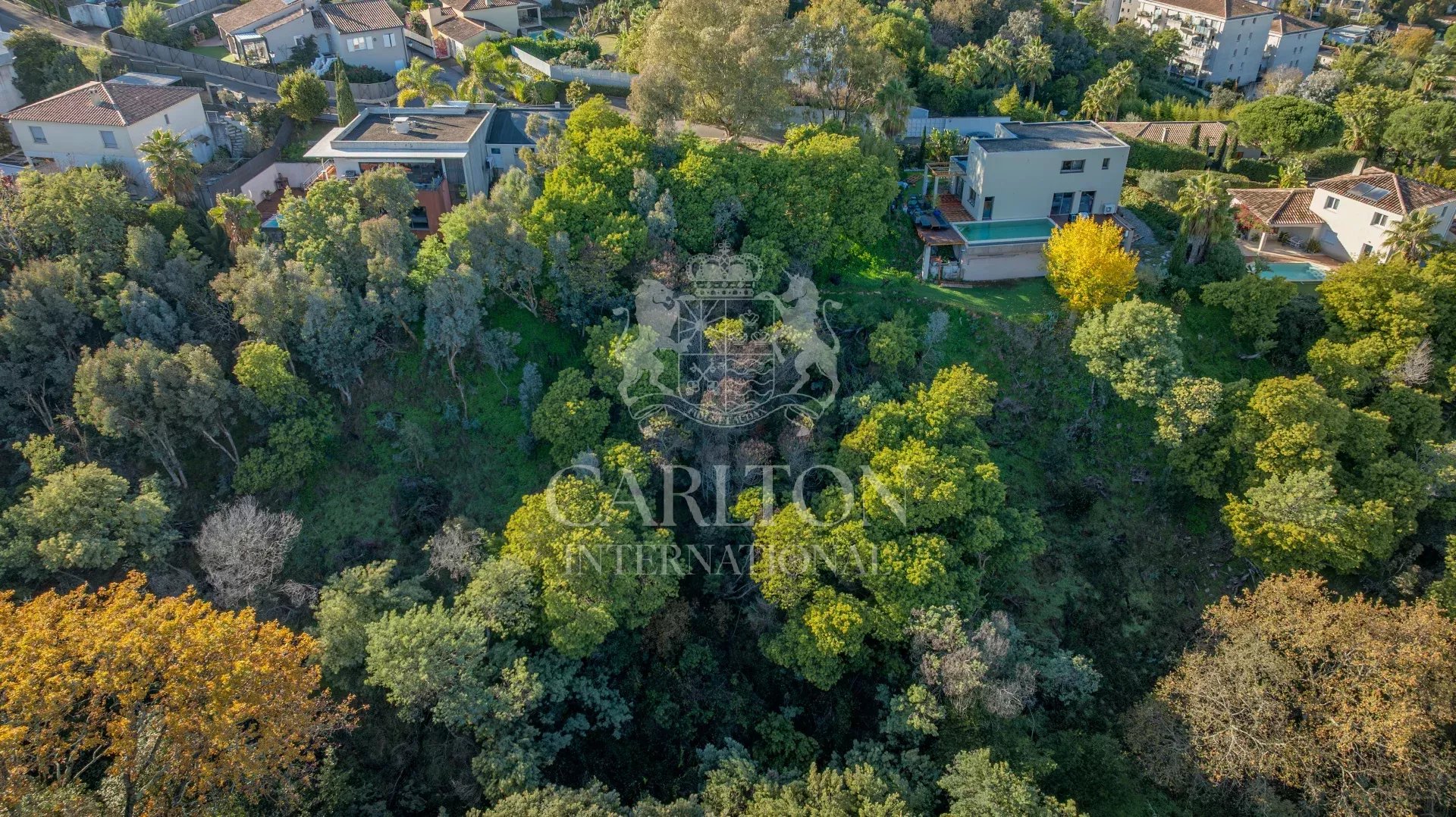 CANNES-CROIX DES GARDES Rare – Terrain constructible avec permis, dans le prestigieux domaine de la Croix des Gardes