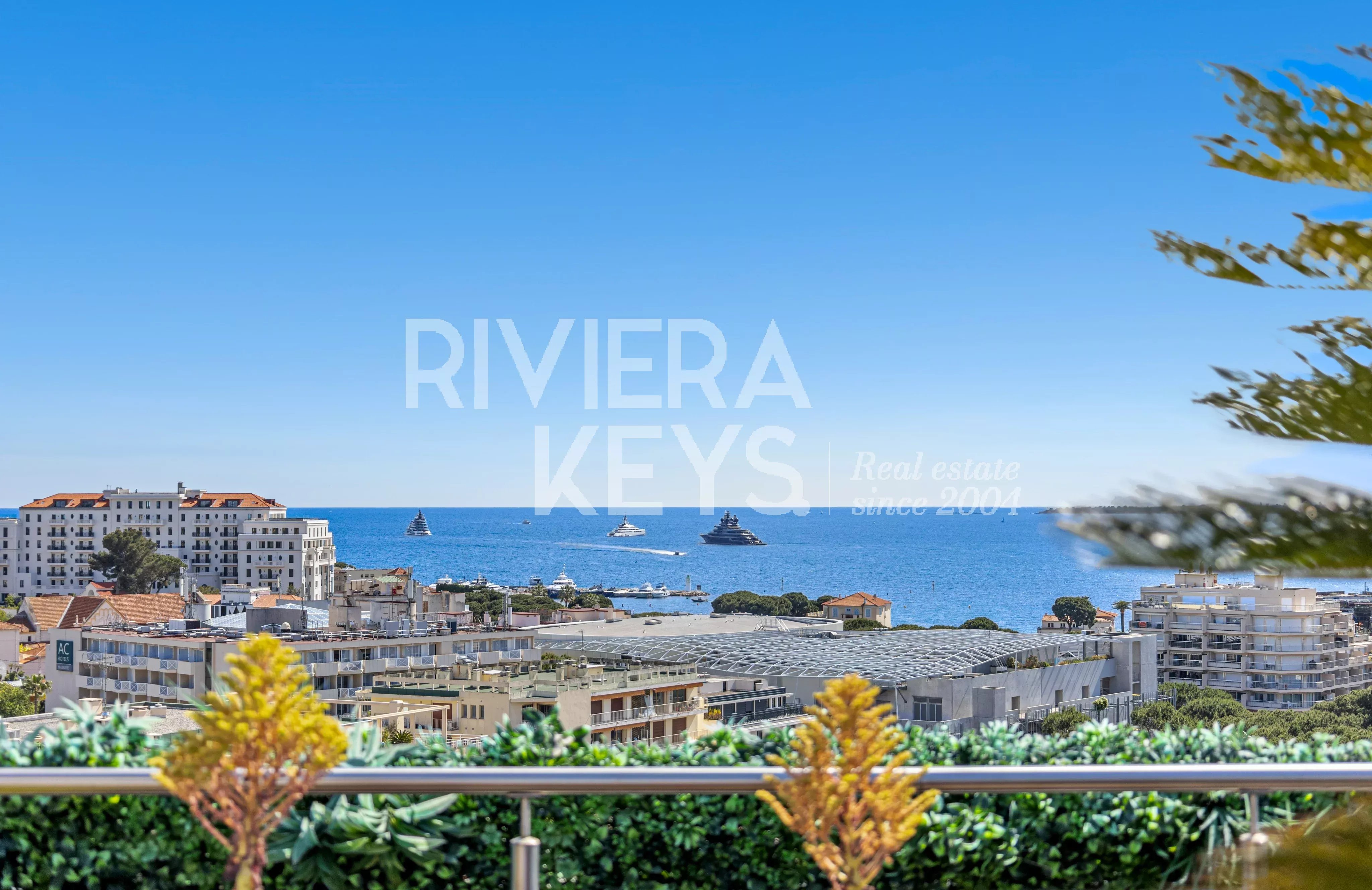 JUAN-LES-PINS – Rostagne: Außergewöhnliches Penthouse mit 240 m² Dachterrasse und Panoramameerblick