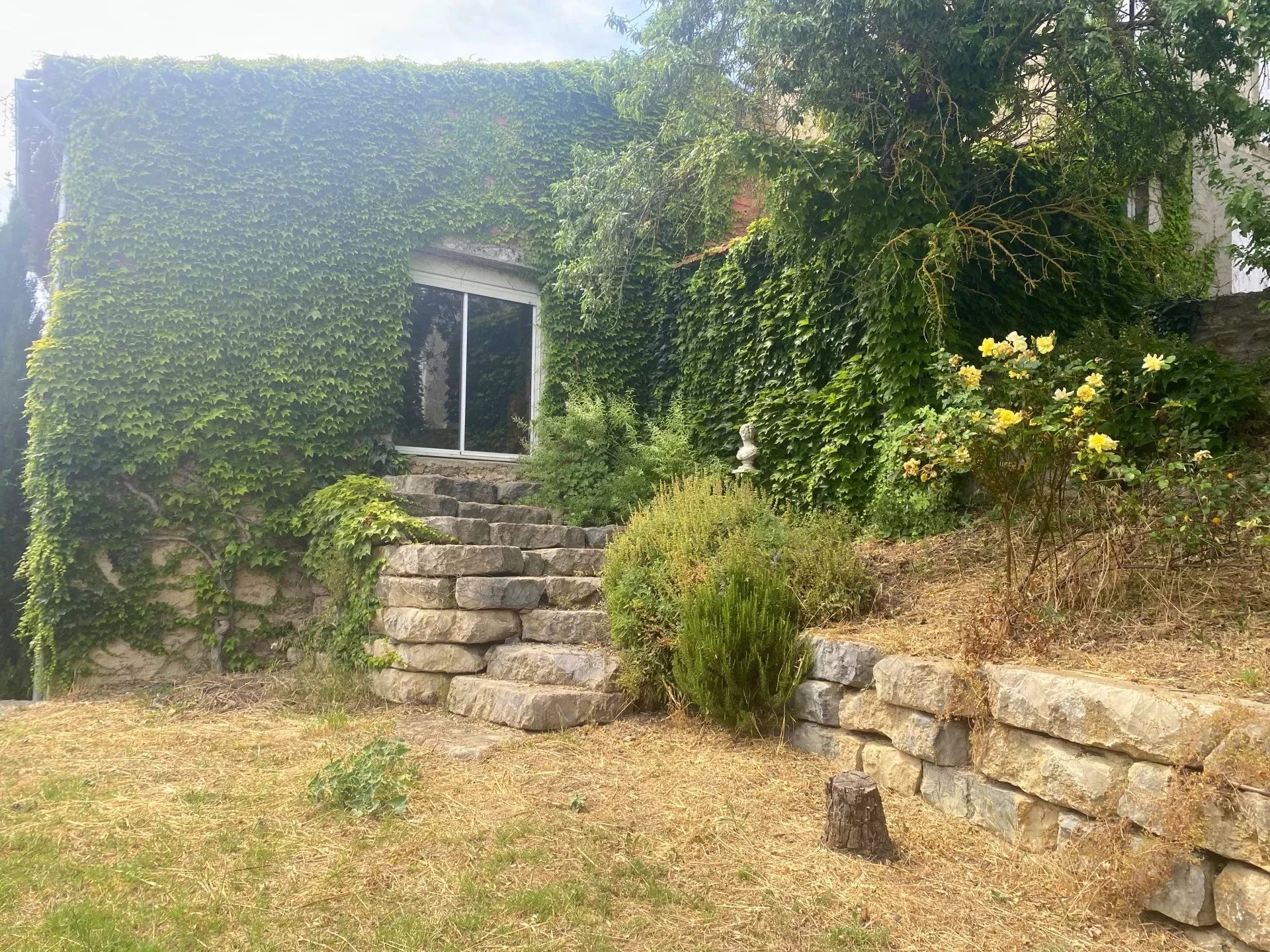 Ancienne écurie pleine de charme avec éléments d’époque et vie de type loft, proche de Limoux