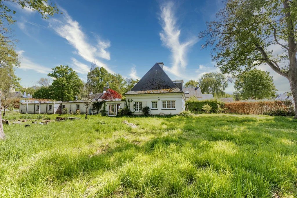 Prachtige Lipszyc villa met potentieel in privédomein of 7 ha