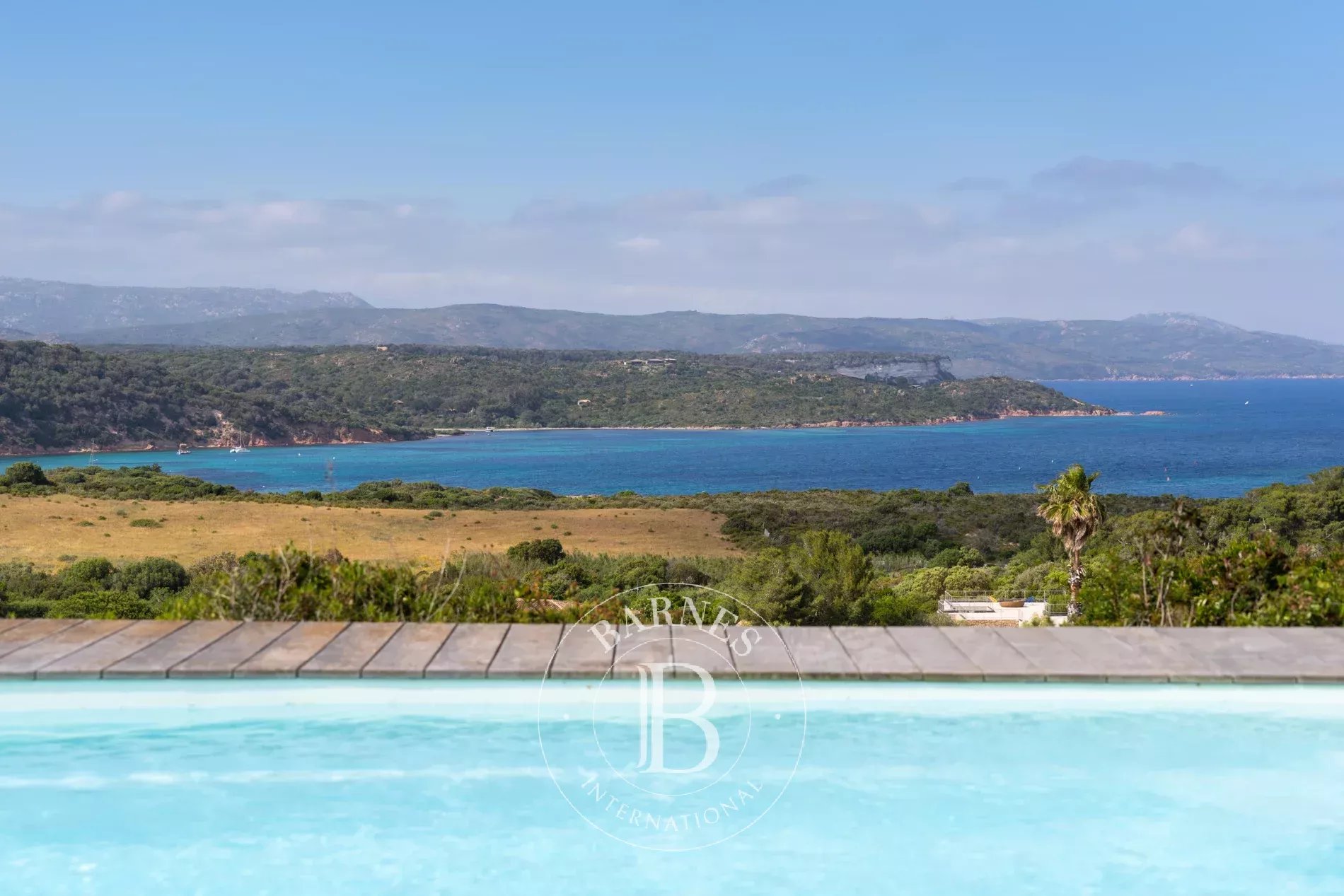Exclusivité, Bonifacio, villa d'architecte, type bergerie, 4 chambres, piscine, vue mer et montagnes, proche plage