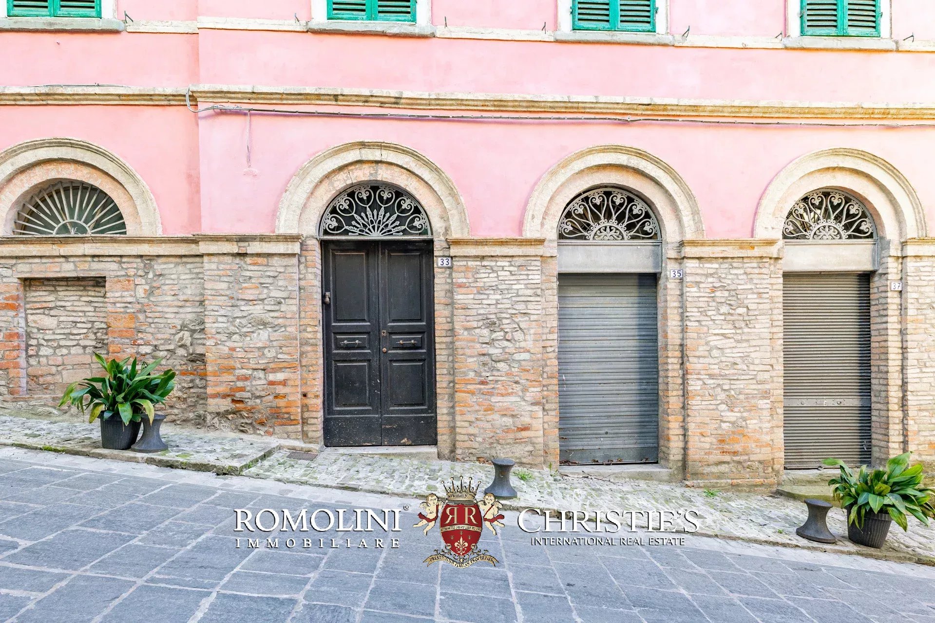  ELEGANT HISTORIC PROPERTY WITH TERRACES AND GARDEN FOR SALE IN UMBERTIDE