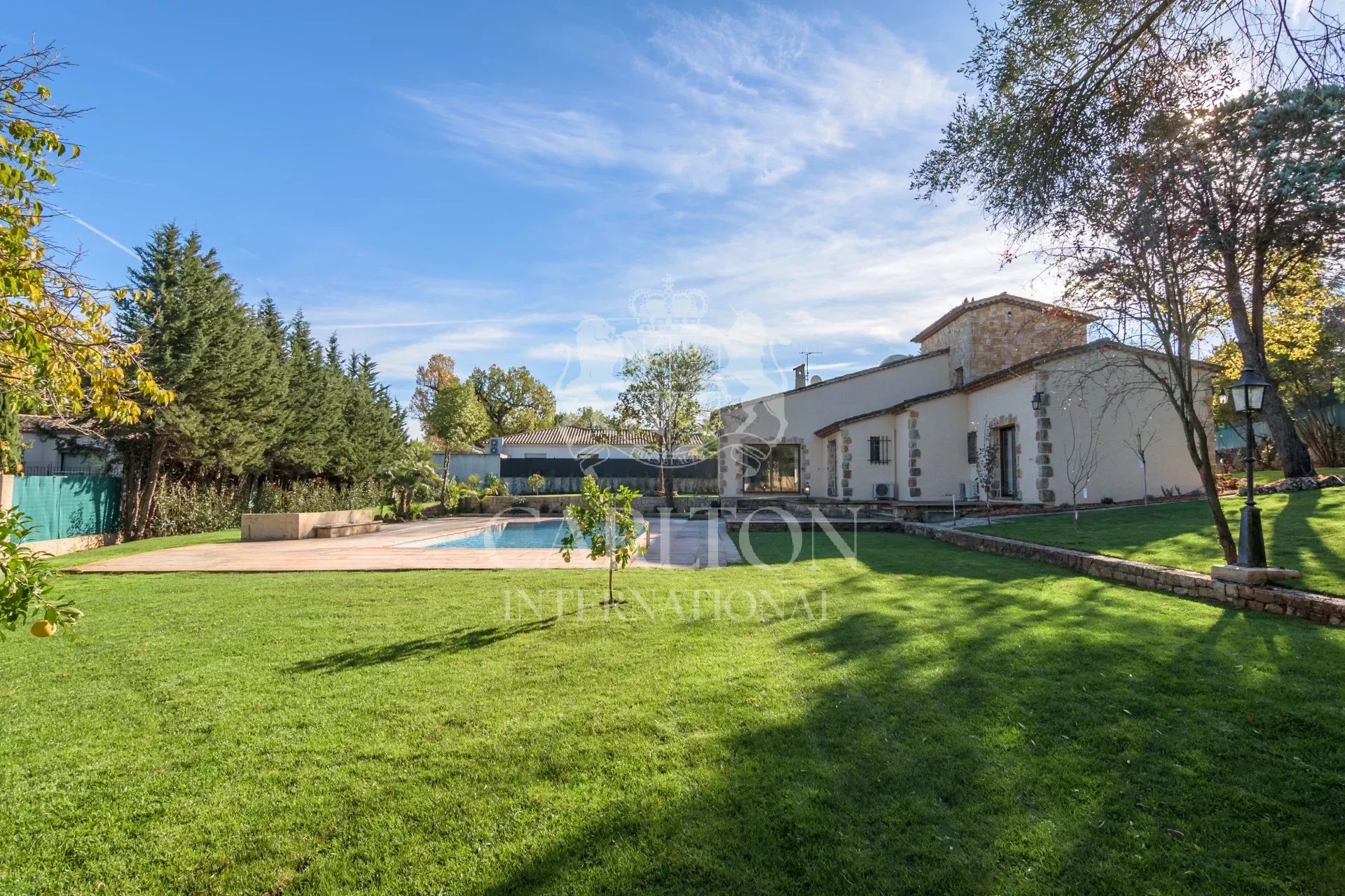 Valbonne : belle villa rénovée à neuf à pied du village