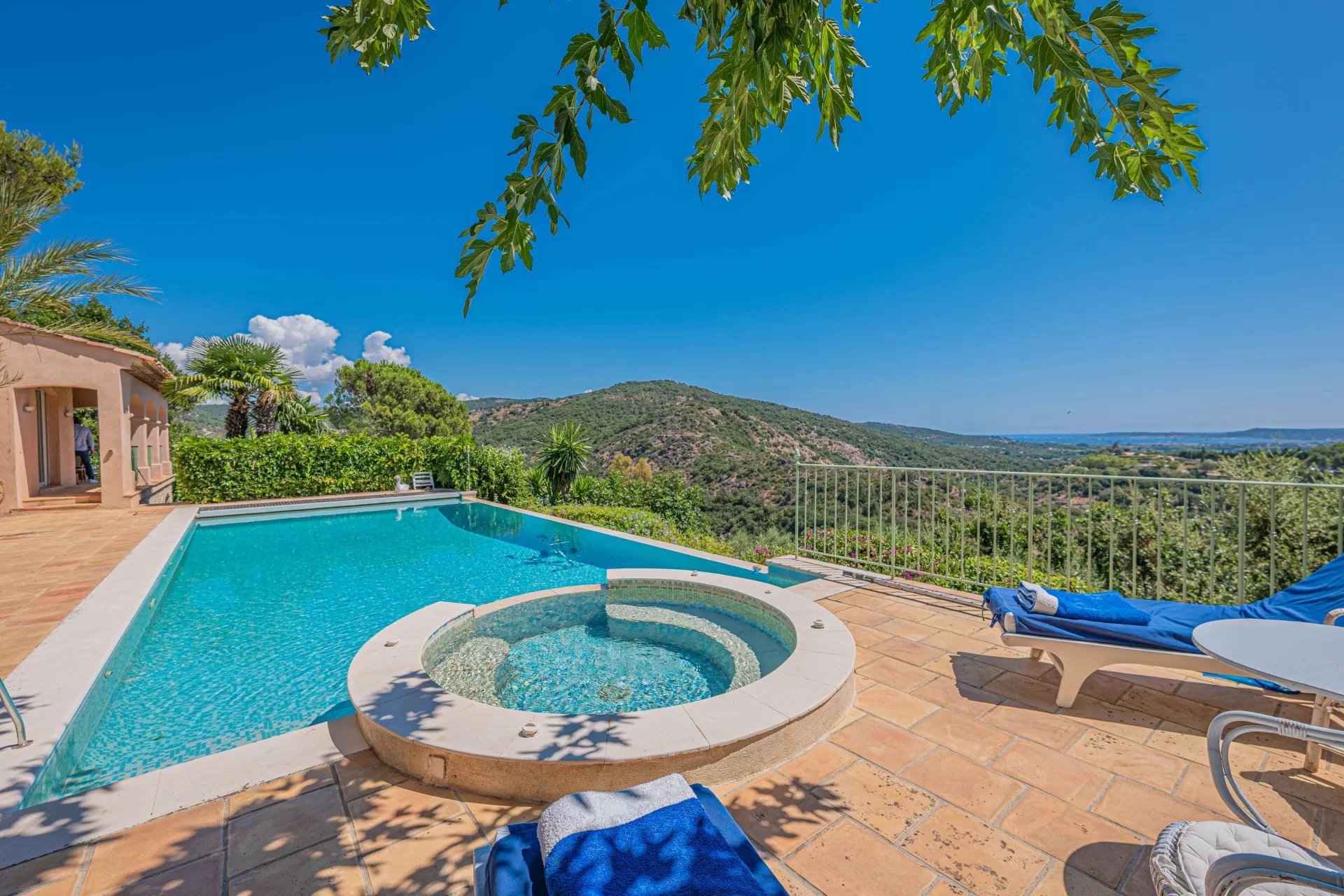Provencal villa with sea view