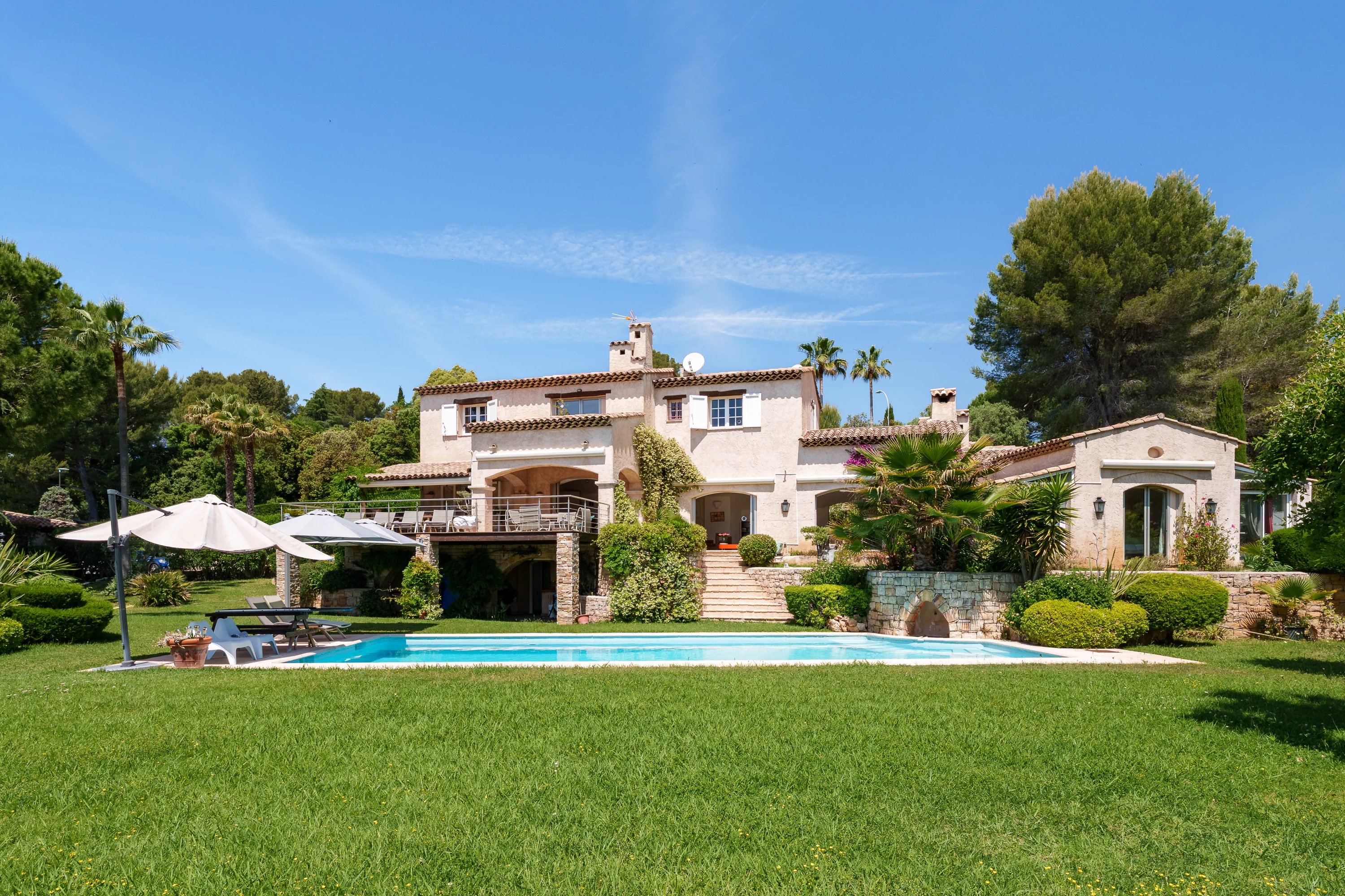 Architect-designed house with 10 rooms- BIOT/Valbonne