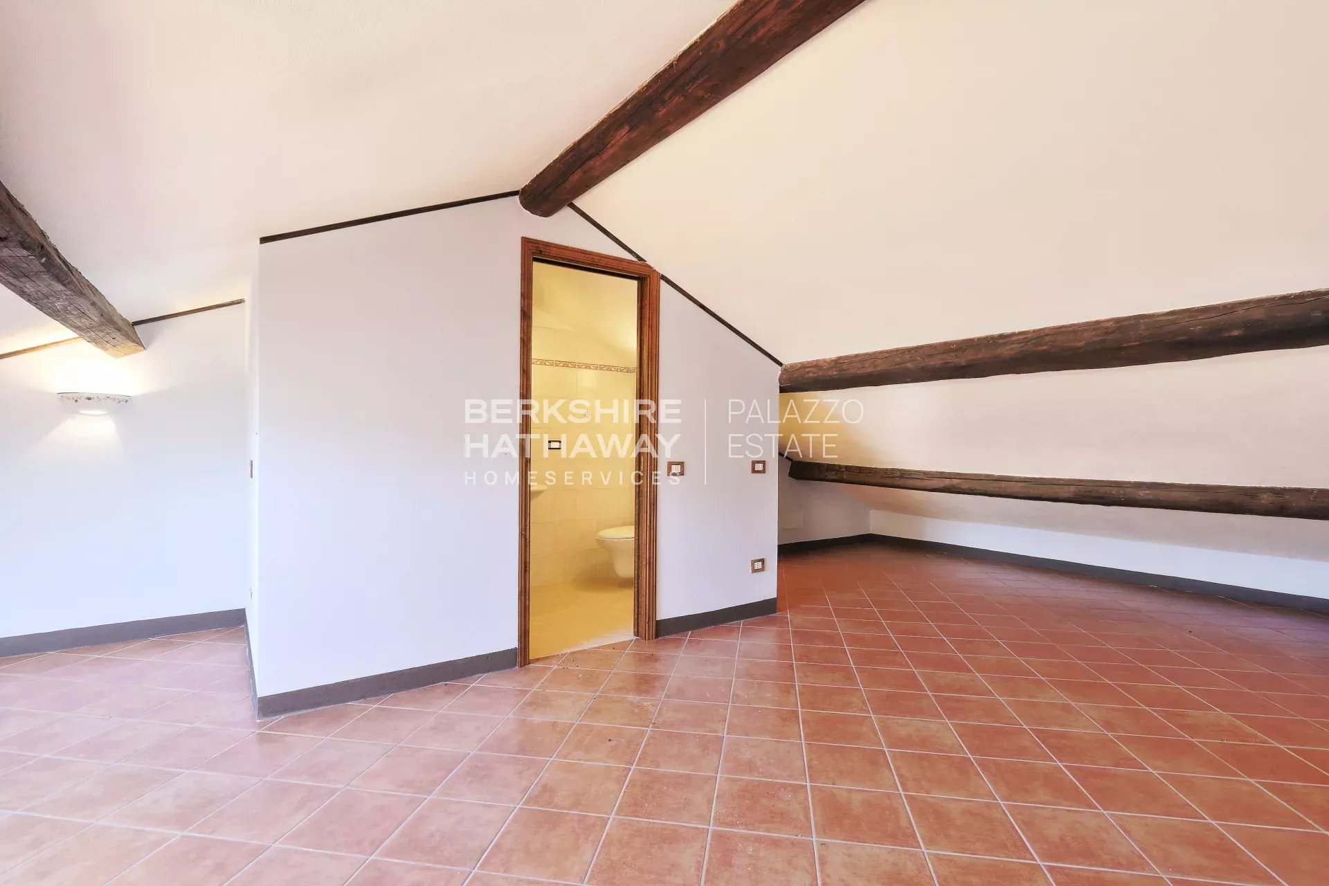 Elegante Villa d'Epoca con Vista Mare e Piscina a Riparbella