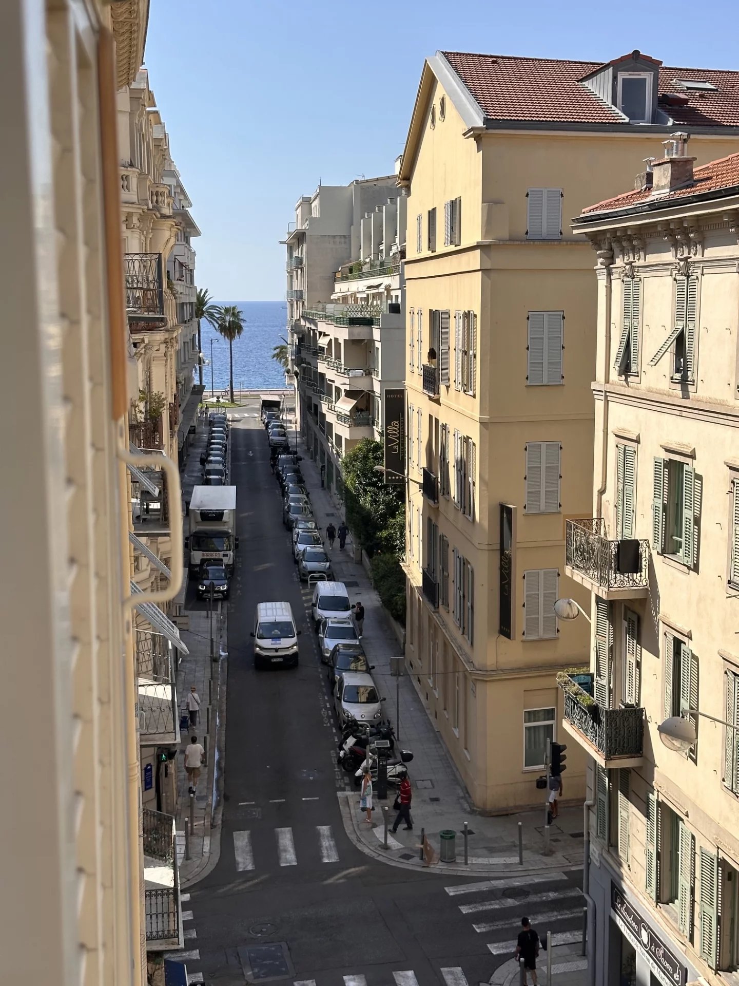 NICE CENTRE – À DEUX PAS DU NEGRESCO et de la PROMENADE DES ANGLAIS– 2 PIÈCES EN ÉTAGE ÉLEVÉ