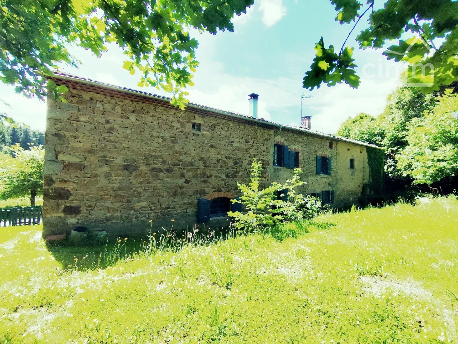 Authentique propriété de caractère avec gîte et 1,5 hectare de terrain à Cunlhat