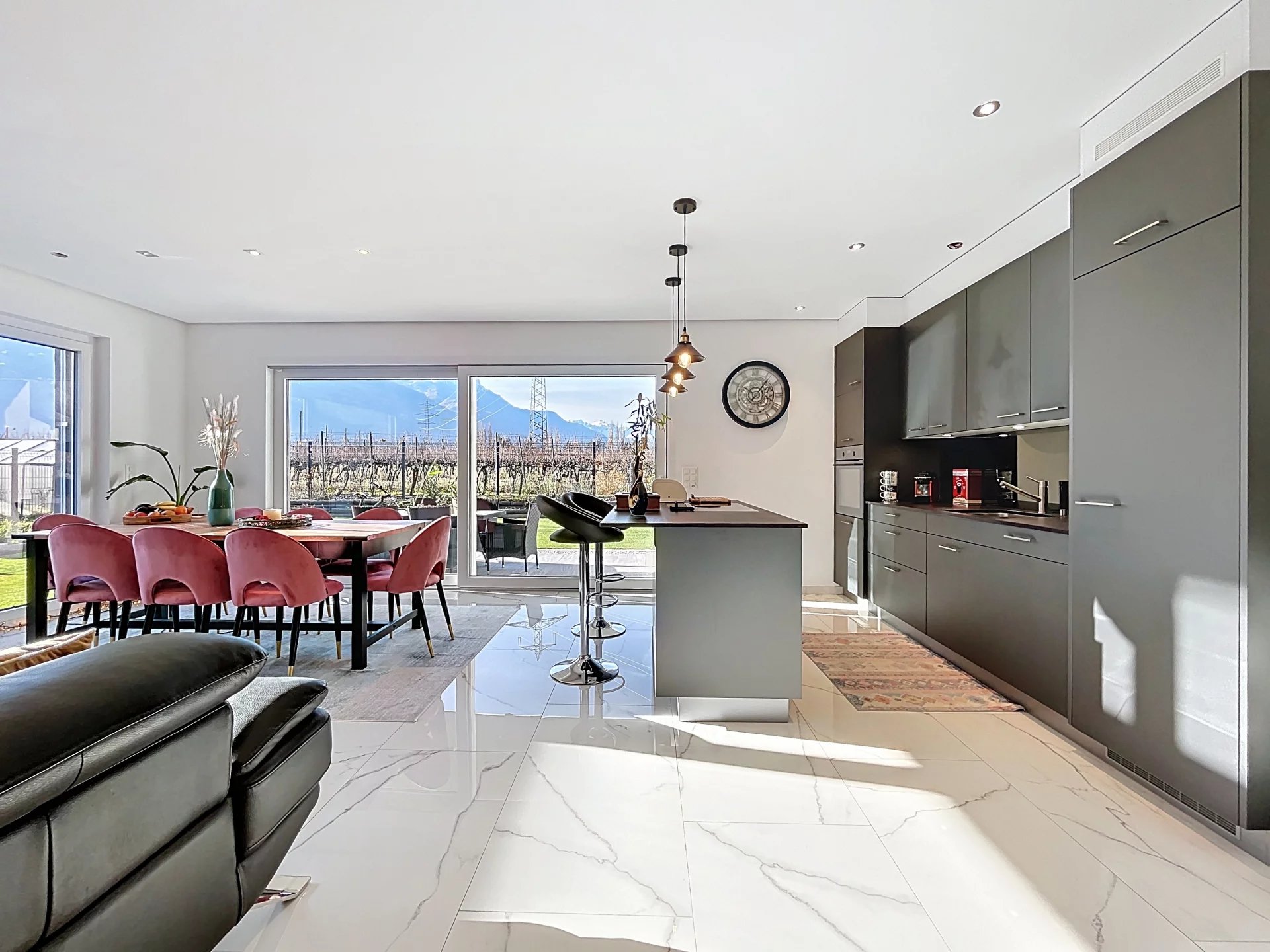 Maison moderne et jardin cosy