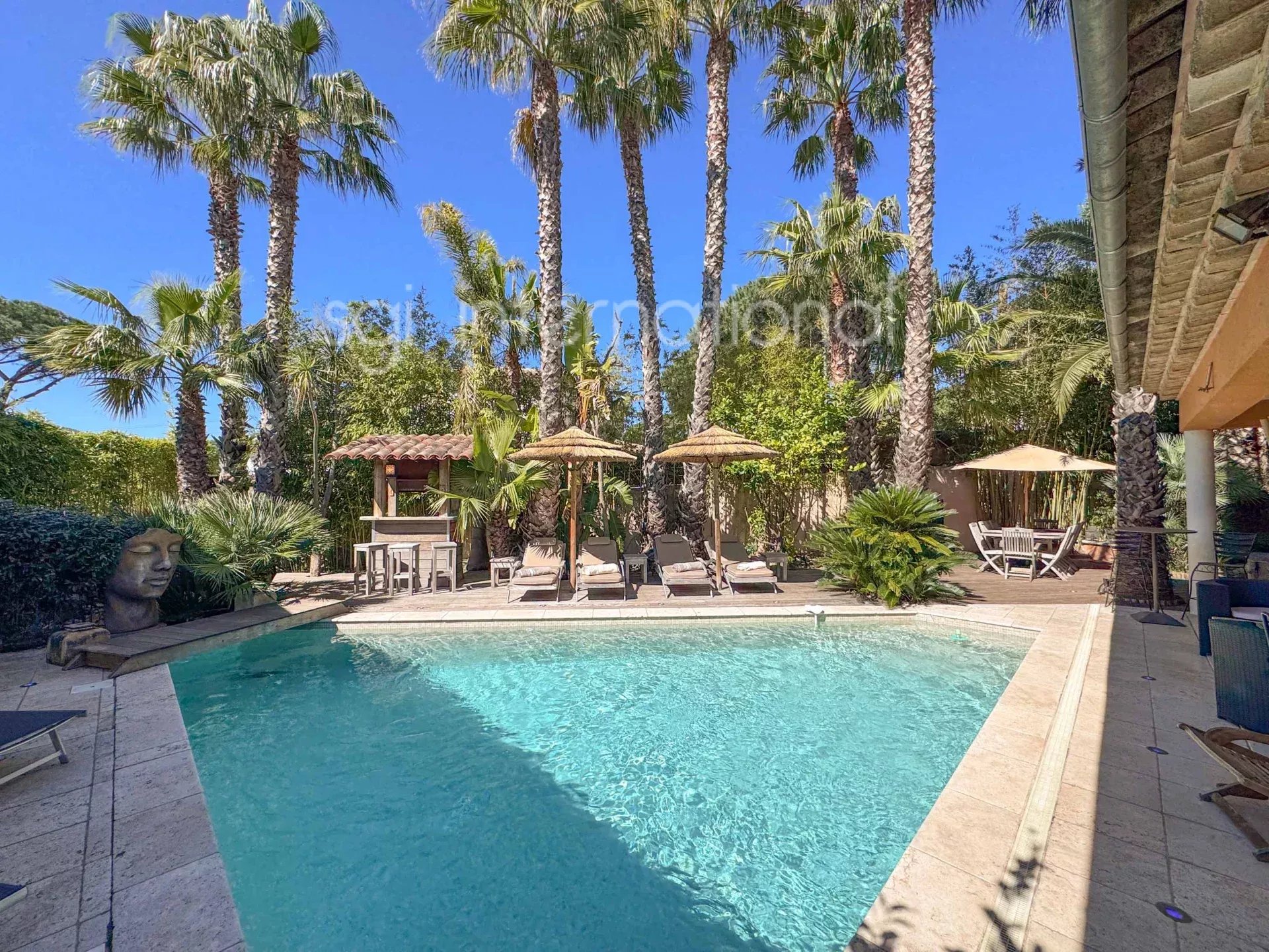 Sainte-Maxime: magnificent villa 1.5km from the town center.