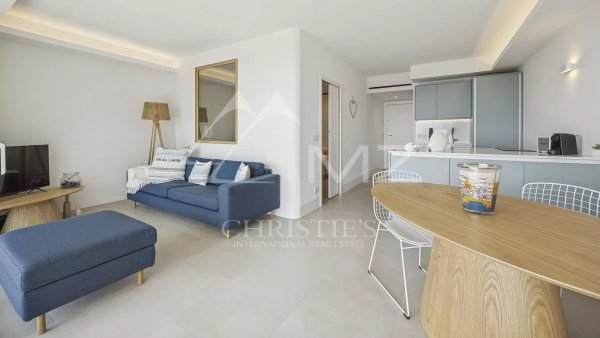 Magnificent two-room apartment with panoramic sea view — photo 4