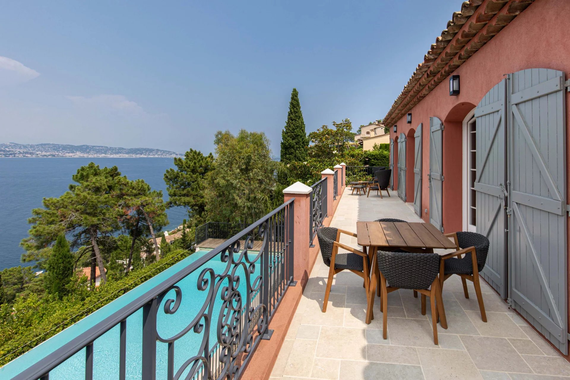 Villa moderne avec piscine et vue panoramique sur la baie de Cannes