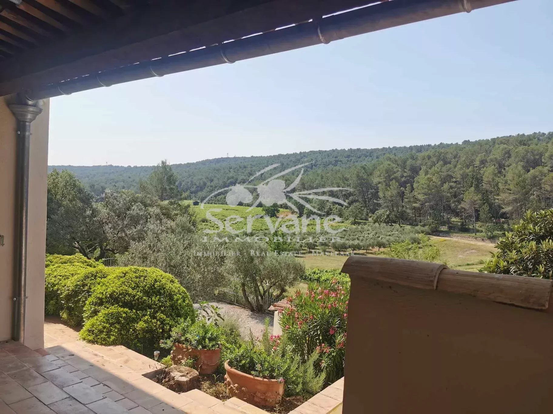 PROVENCAL MAS IN LORGUES SETS ON 4000 M²