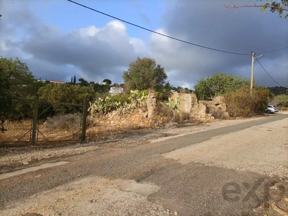 Terreno Urbano com Potencial em Estoi, Faro, Algarve.