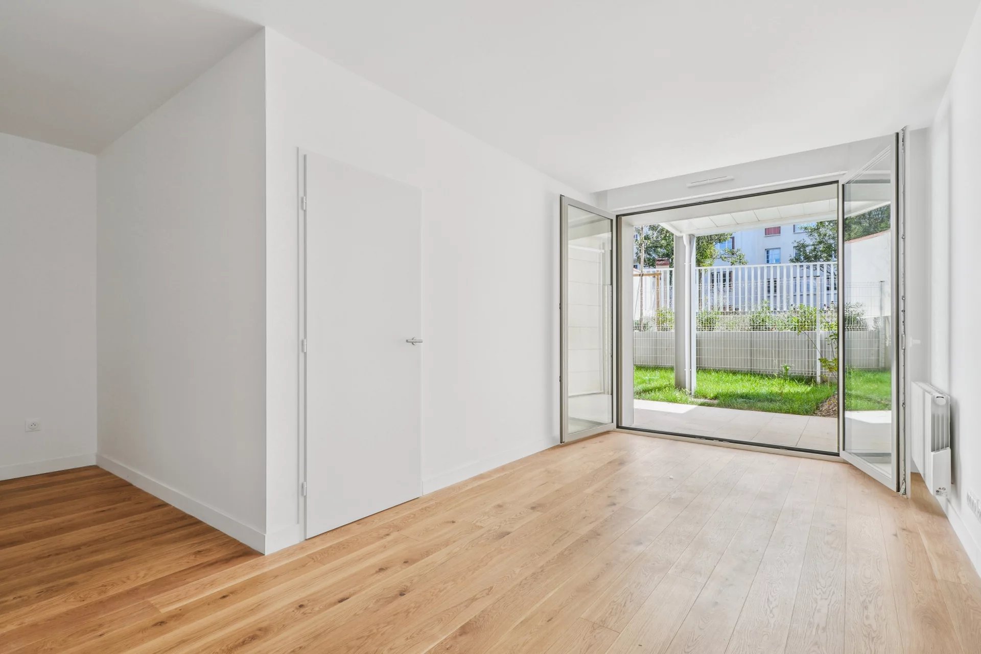 Issy-les-Moulineaux - Renovated two-room apartment DPE D with terrace and garden