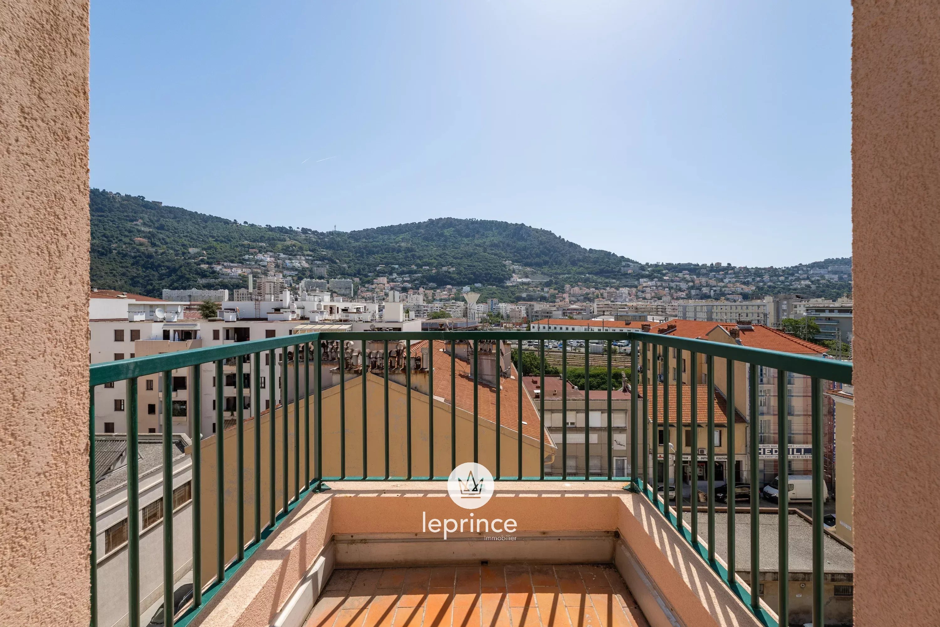 Nice Saint-Roch: 2-Bedroom Apartment – Terrace – Garage & Cellar
